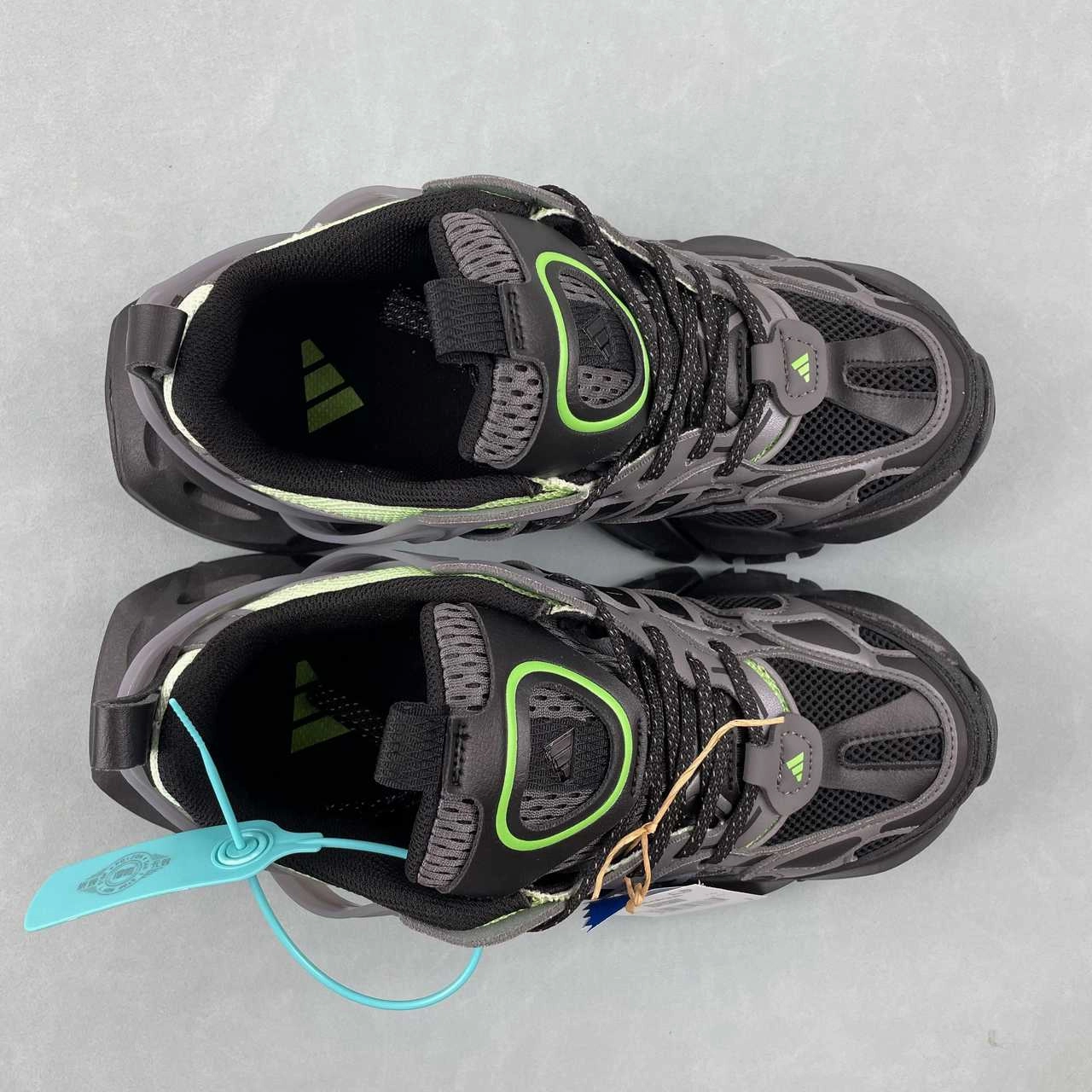 running sock running during a thunderstorm Adidas XLG Runner Deluxe Grey Green JP5764