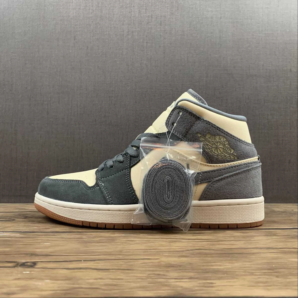 Air Jordan 1 Mid SE Coconut Milk Coconut Milk (2021) DN4281-100 Comfortable Back