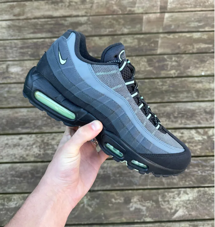 Daily cold weather running shoes Nike Air Max 95 Vapour Green