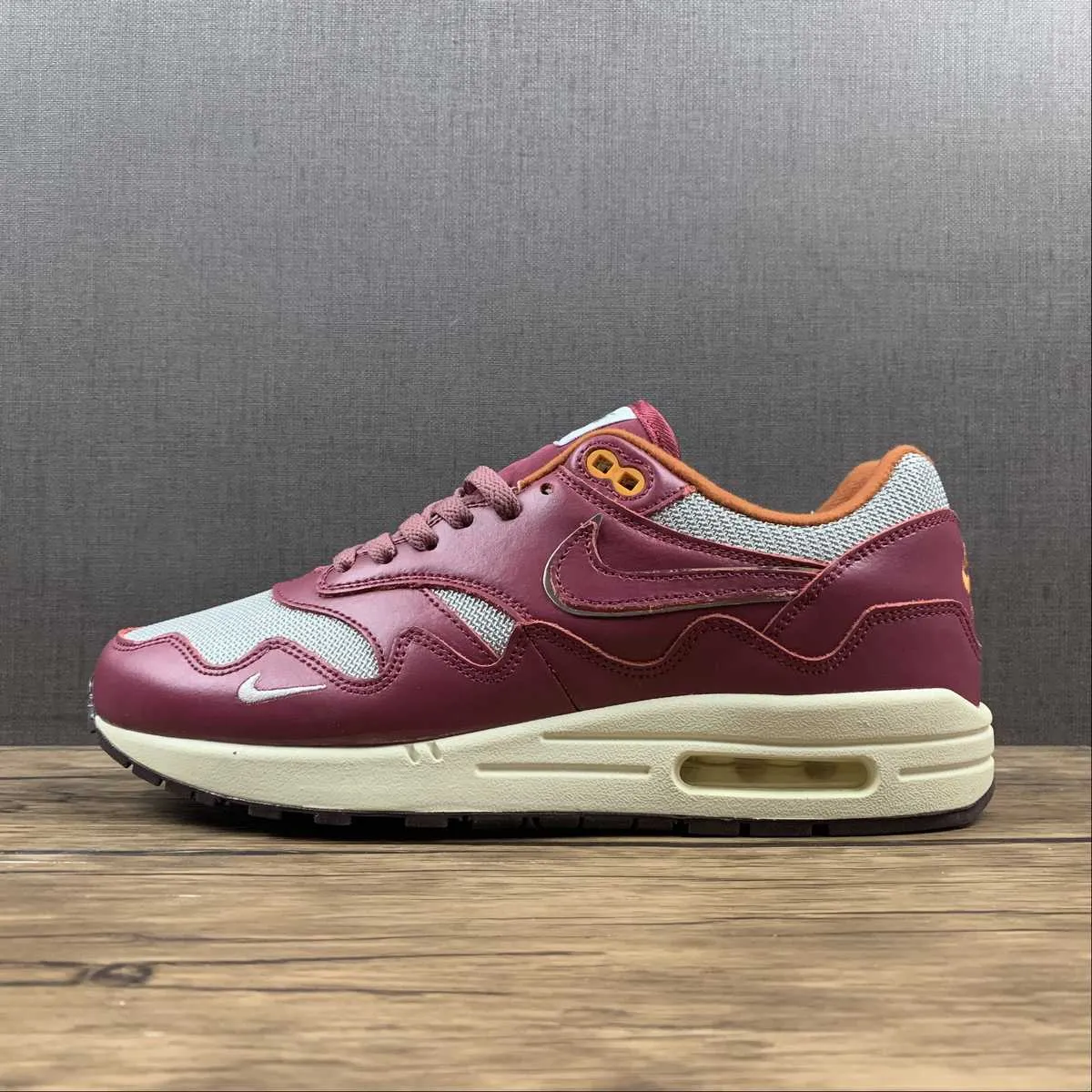 running for speed shoes Patta x Air Max 1 Waves Rush Maroon Metallic Silver DO9549-001