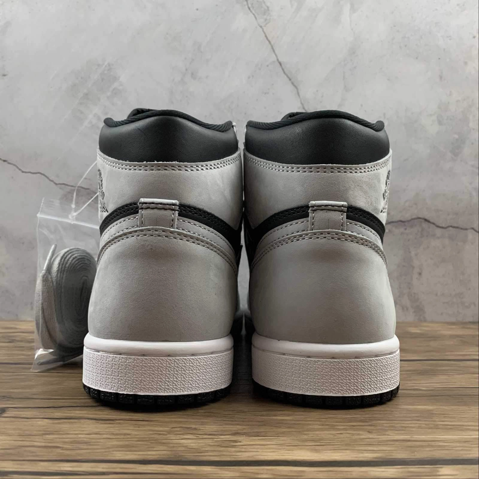 Active Fit Air Jordan 1 Retro High OG Black Lt Smoke Grey-White (2021) 555088-035