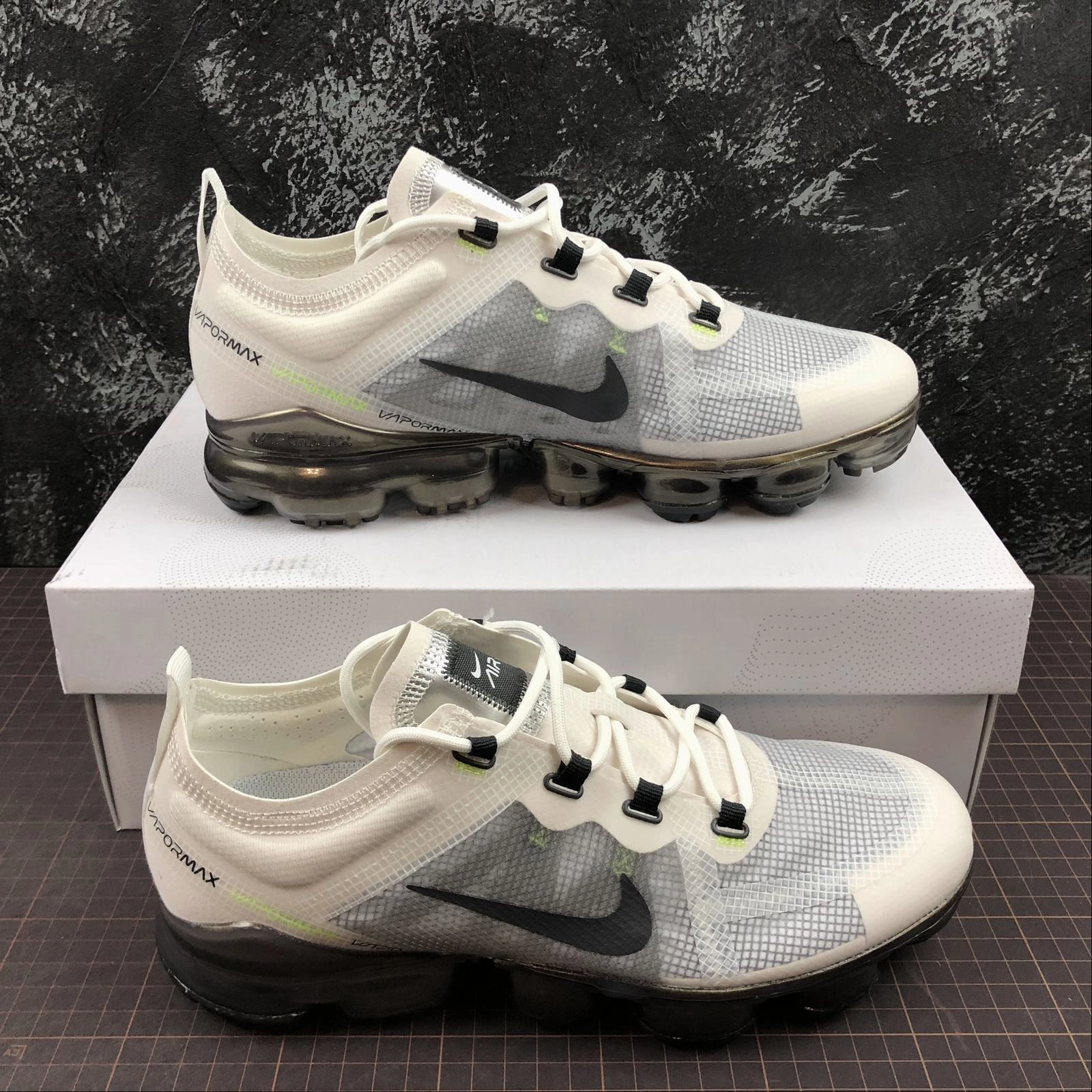 Air VaporMax 2019 White Dark Grey Platinum Tint Lime Blast AT6810-100 HeelCushioning
