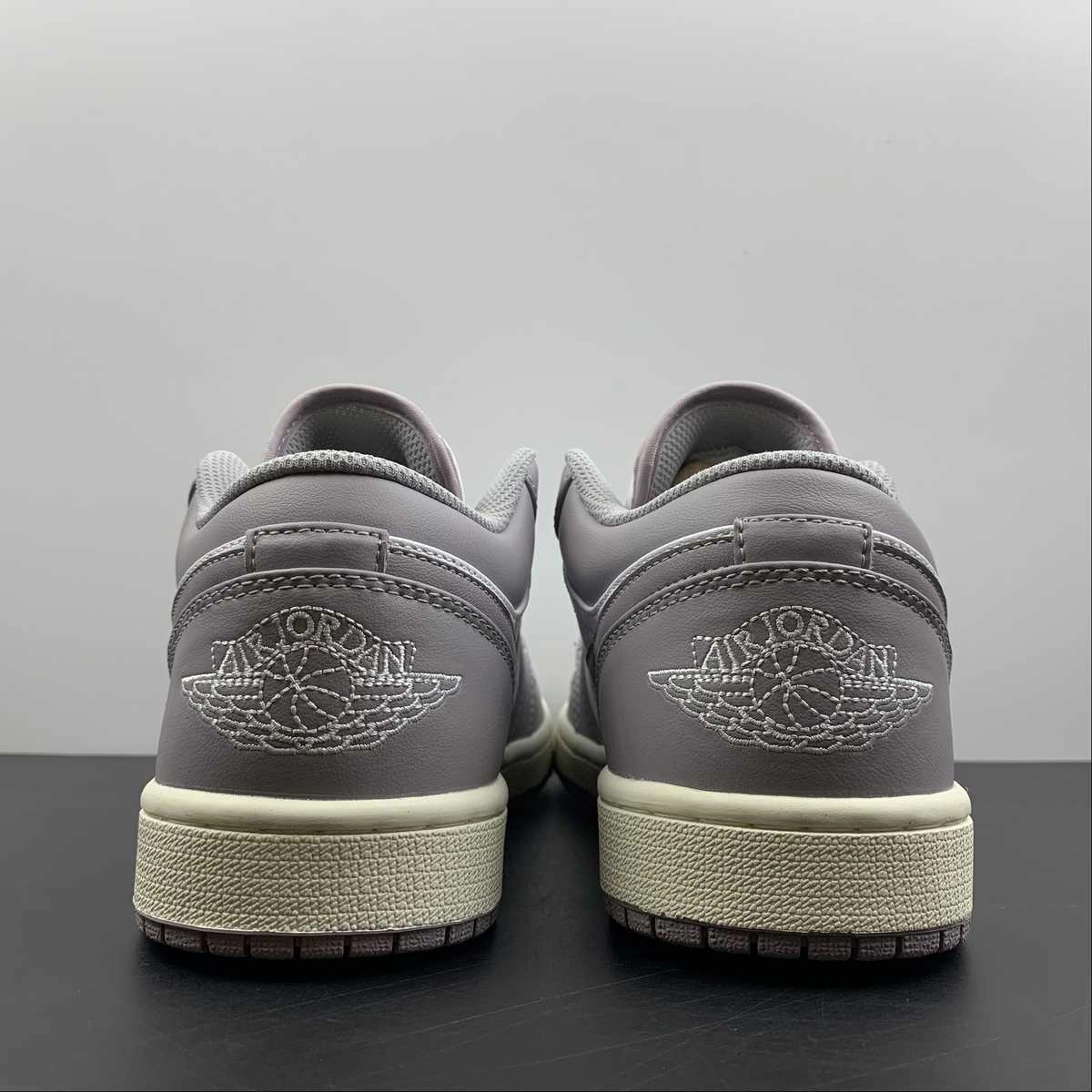 Cushioned heel Air Jordan 1 Low Vintage Grey White 553558-053
