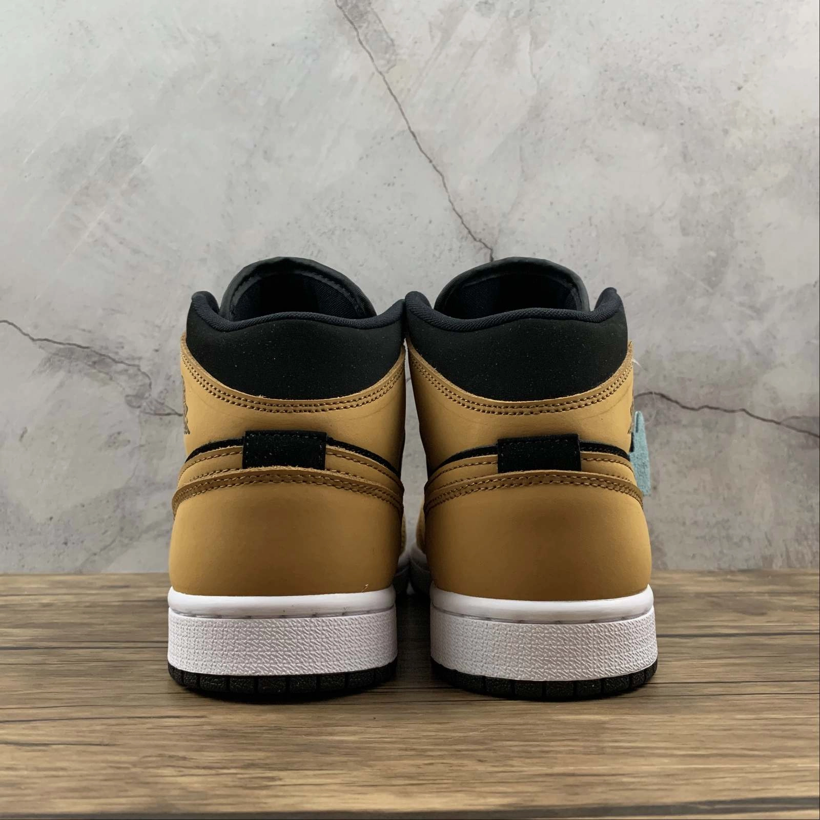 Fitted Design Hyper Compression Air Jordan 1 Mid SE Desert Ochre (2021) DB5453-700