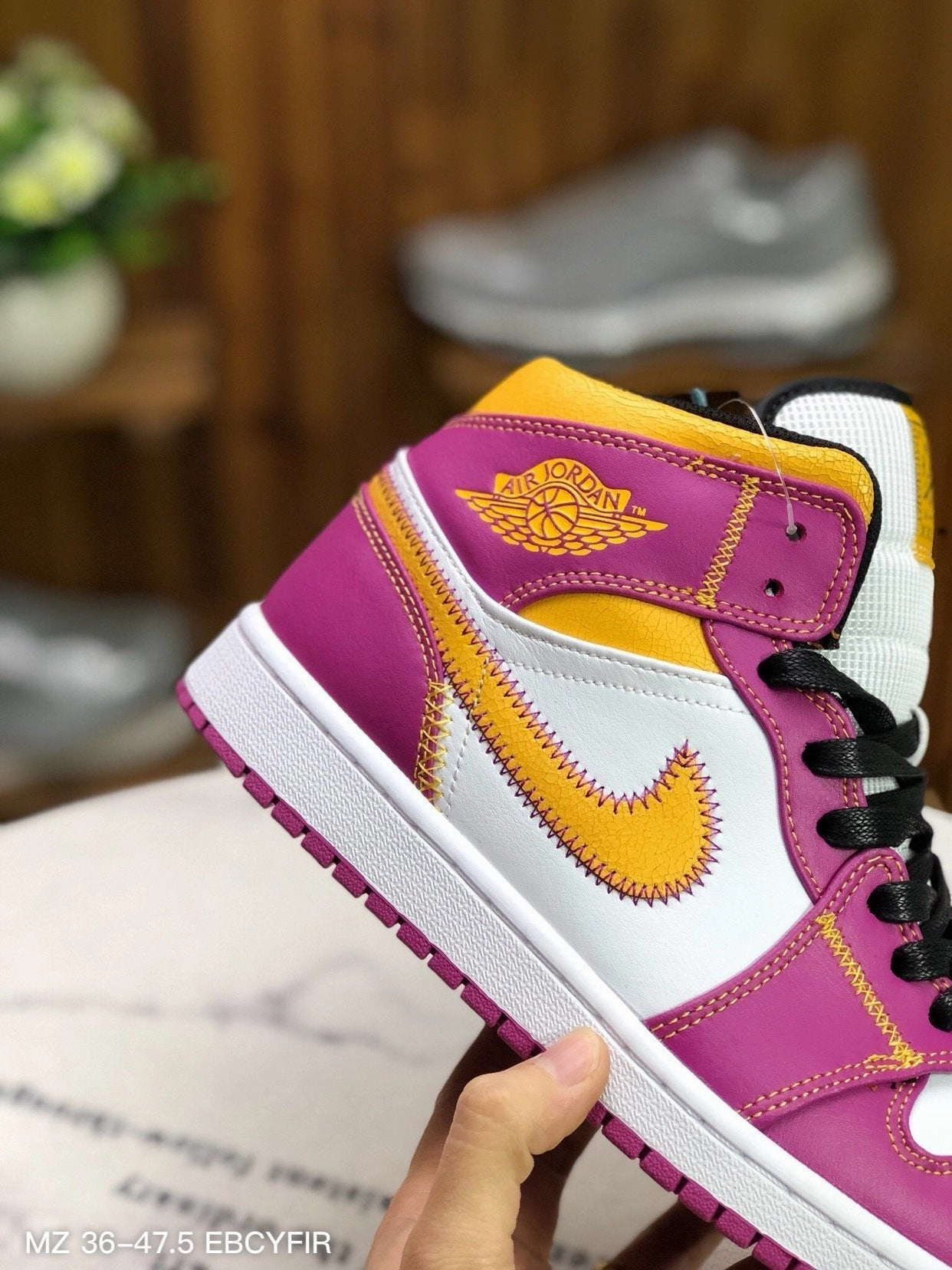 Air Jordan 1 Mid Familia DC0500-100 Tapered Heel Cup