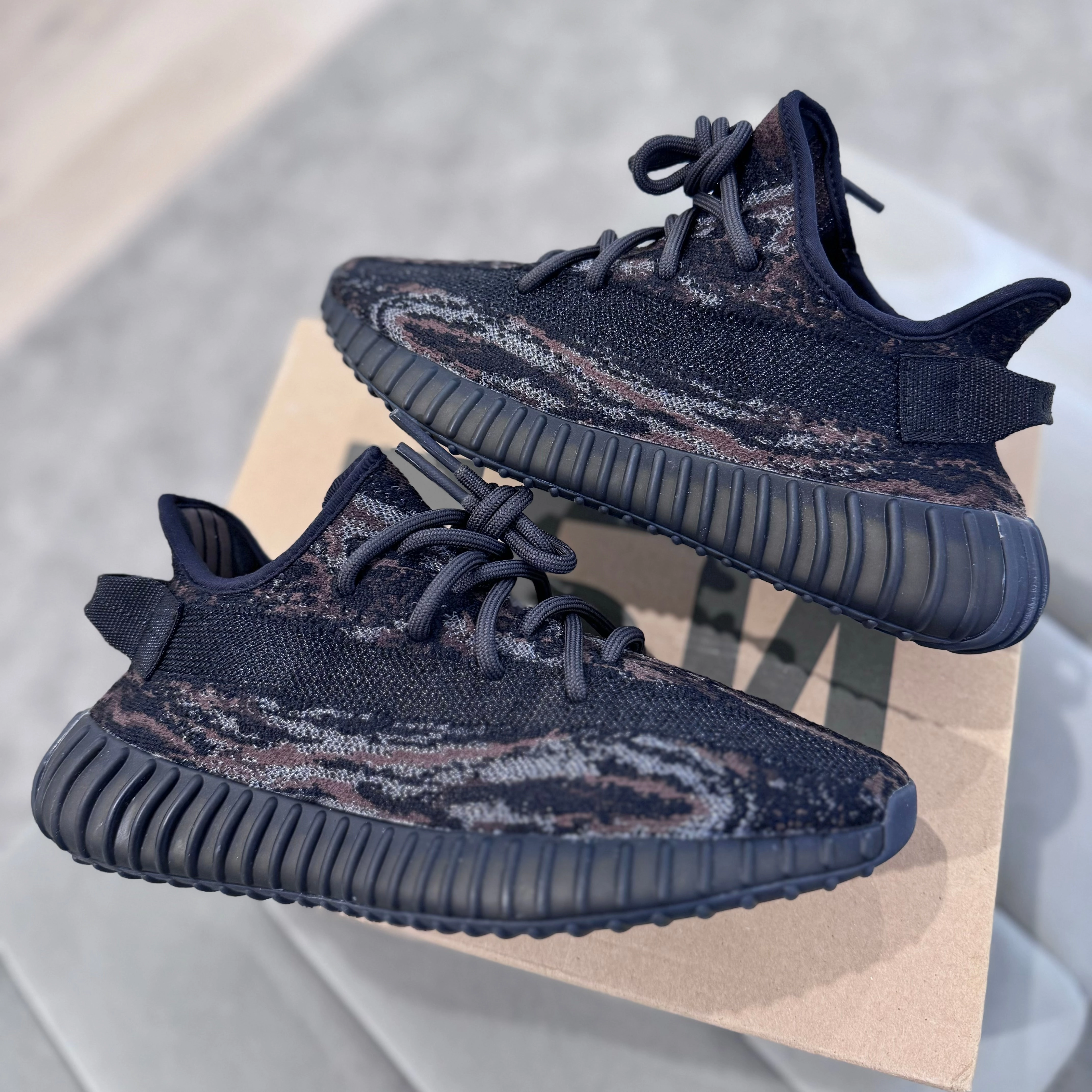 Subtle colors Flexible Step YEEZY 350 V2 'MX ROCK'