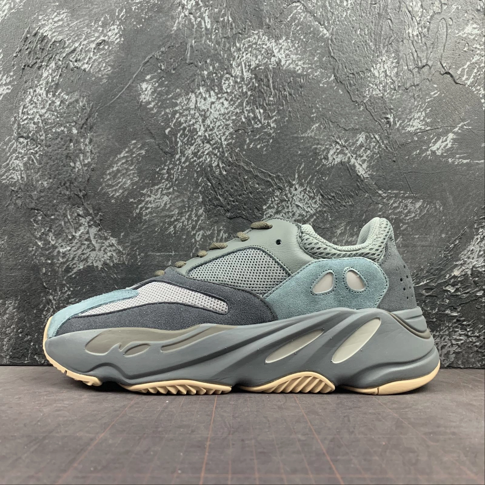 Adidas Yeezy Boost 700 Teablu FW2499 Comfortable Foot Stretch anti - blister shoe attribute
