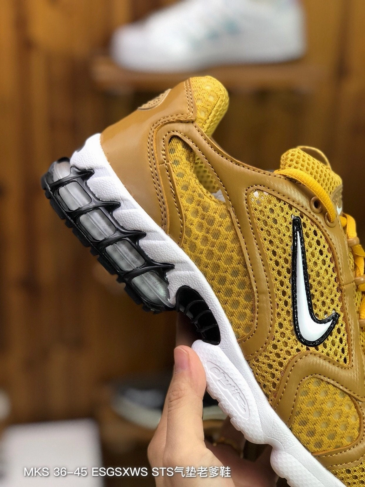 running in a golf course area shoes trail running shoes Air Zm Spiridon Cg 2 Stussy Gold CD3613-013