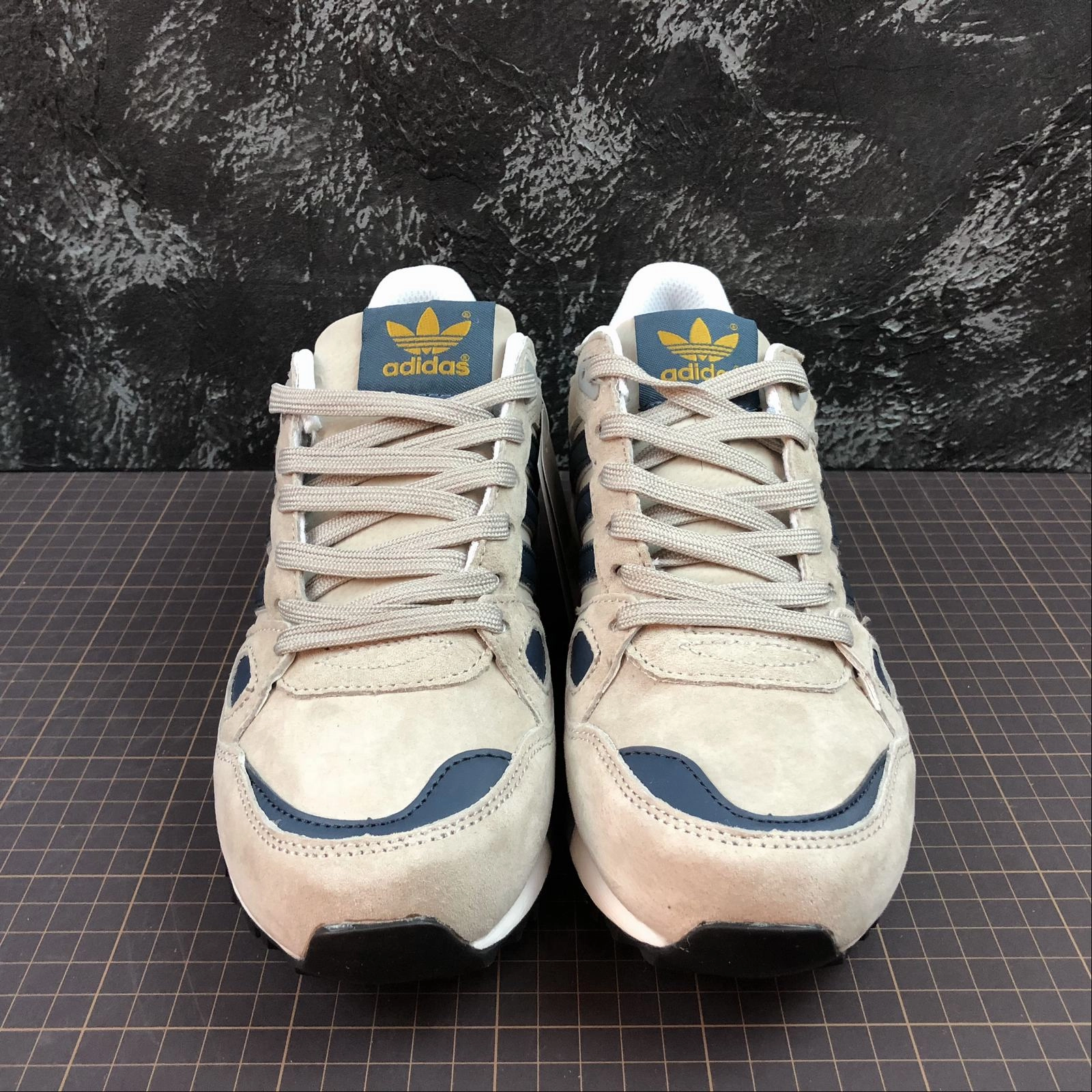 Adidas ZX750 Grey Gold Q35066 foot - comfort