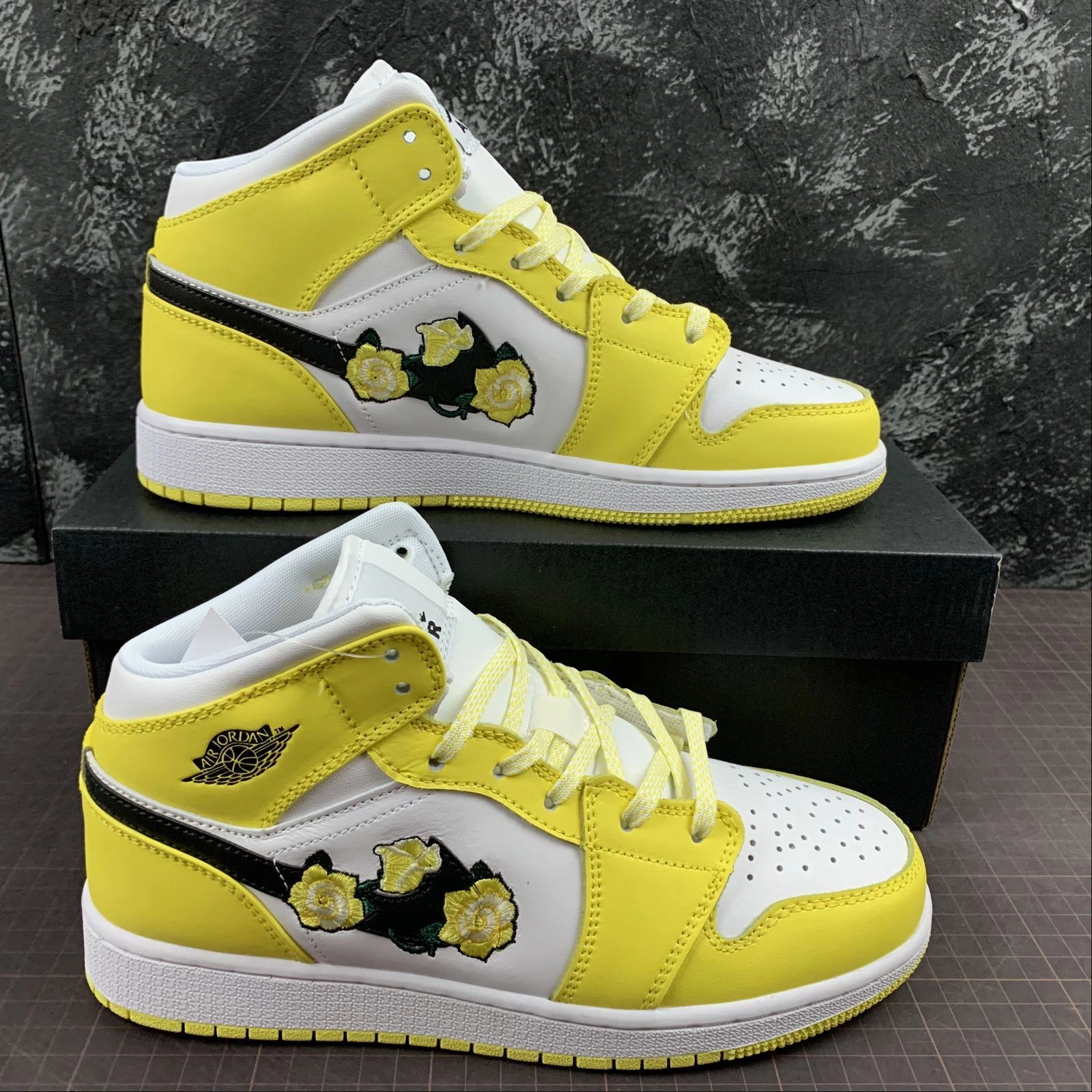 Air Jordan 1 Mid SE (GS) Embroidery Rose AV5174-700 Daily Use