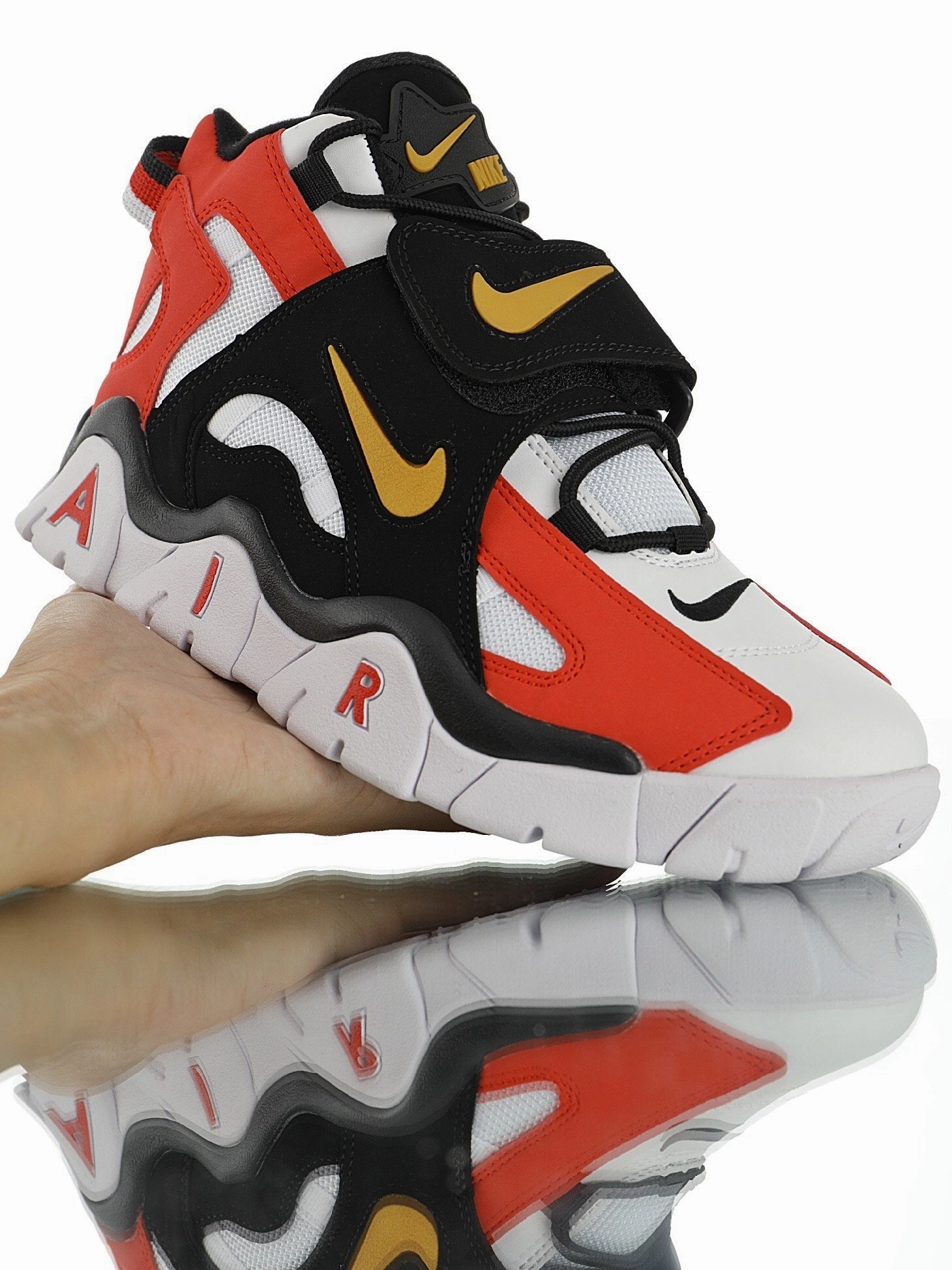 Smooth - finish Air Barrage Mid QS White Red Black Metallic Gold CD9329 008