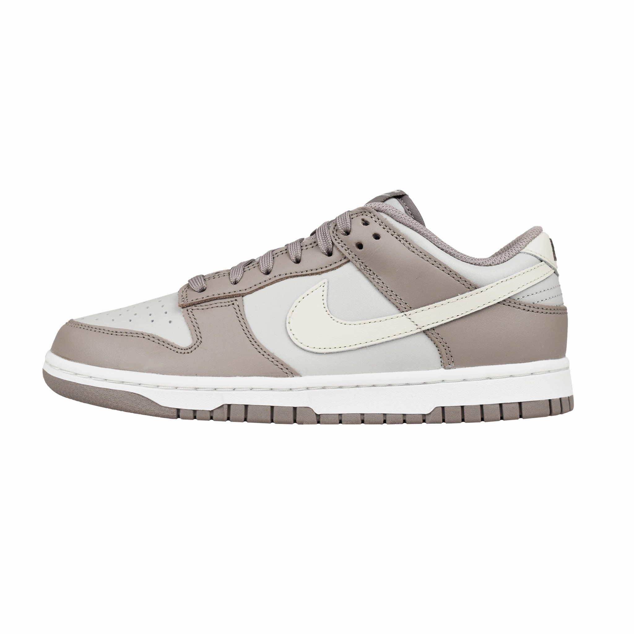 Nike Dunk Low - Bone Beige Vibrant sole