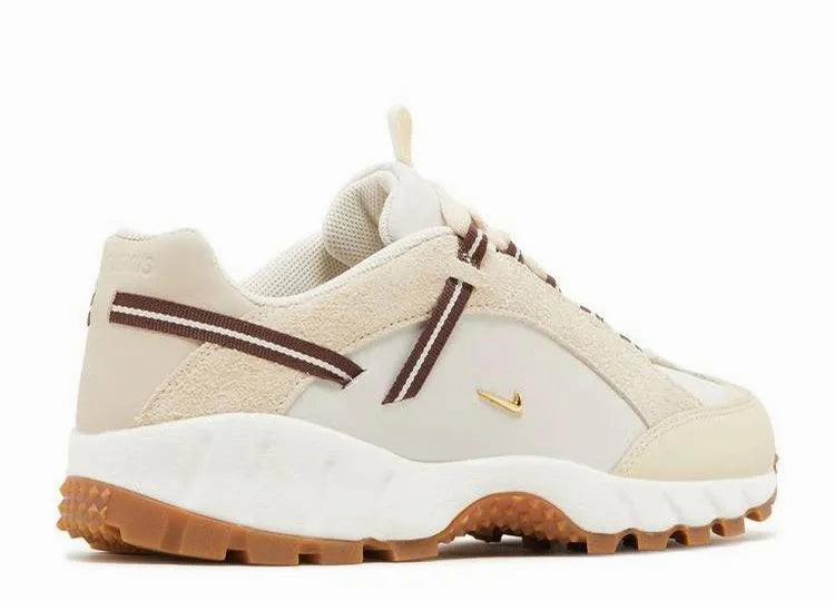 short - distance running shoes Comfortable Step Nike Air Humara Lx Jacquemus Light Bone Gold (W)