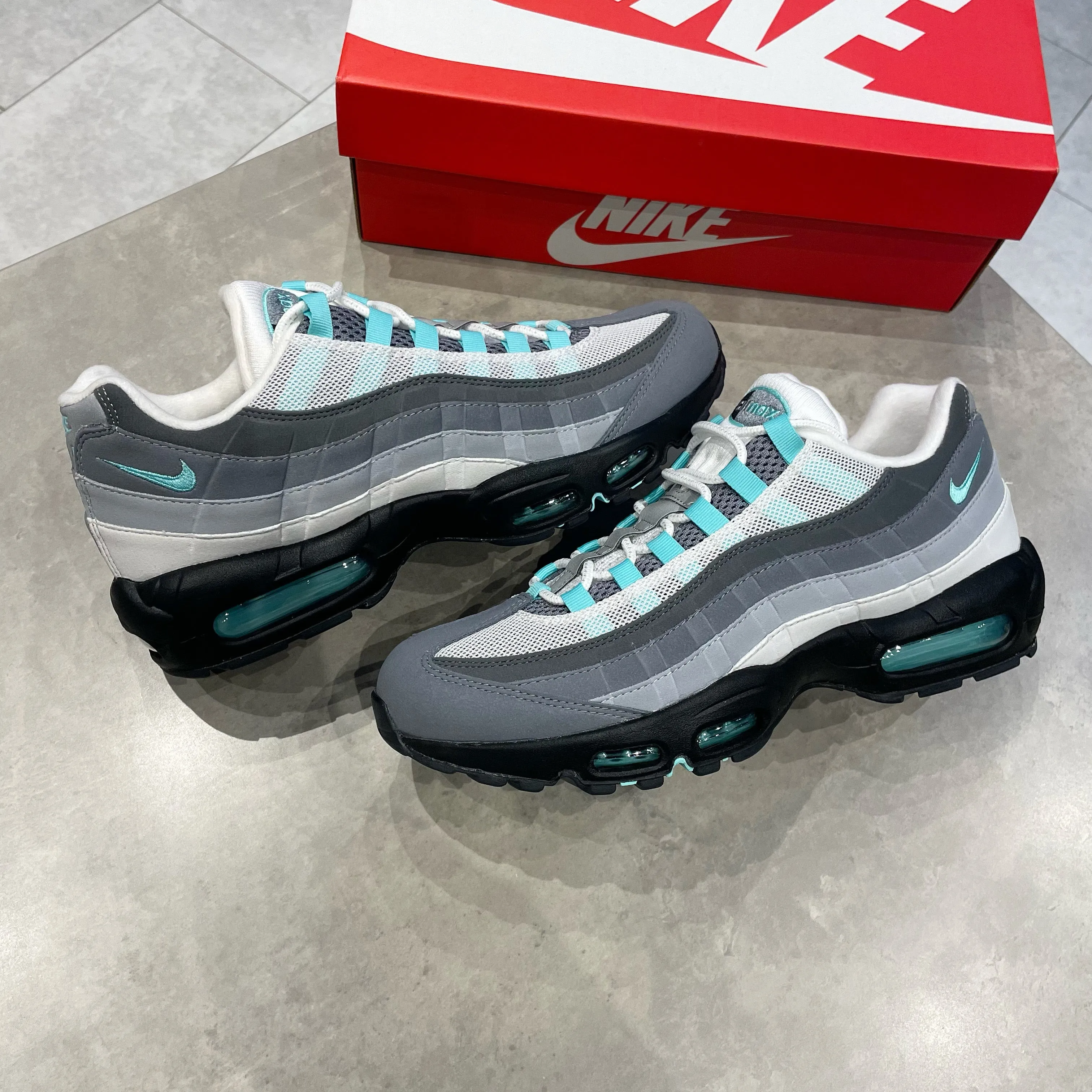 smooth - sole shoes foot strength Nike Air Max 95 Hyper Turquoise