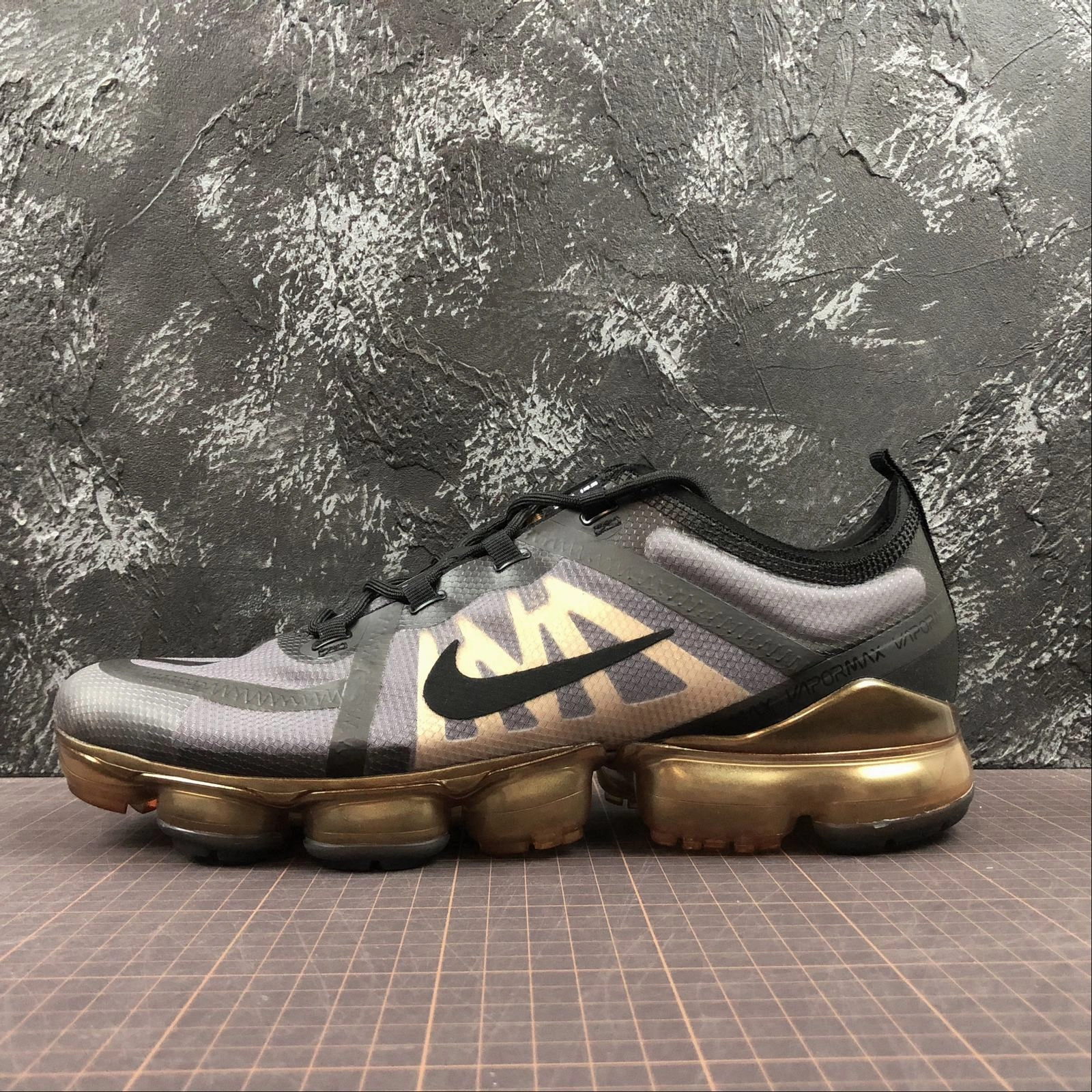 Air VaporMax 2019 VM3 Black Metallic Gold AR6631-002 Slim flair Breathable Tongue