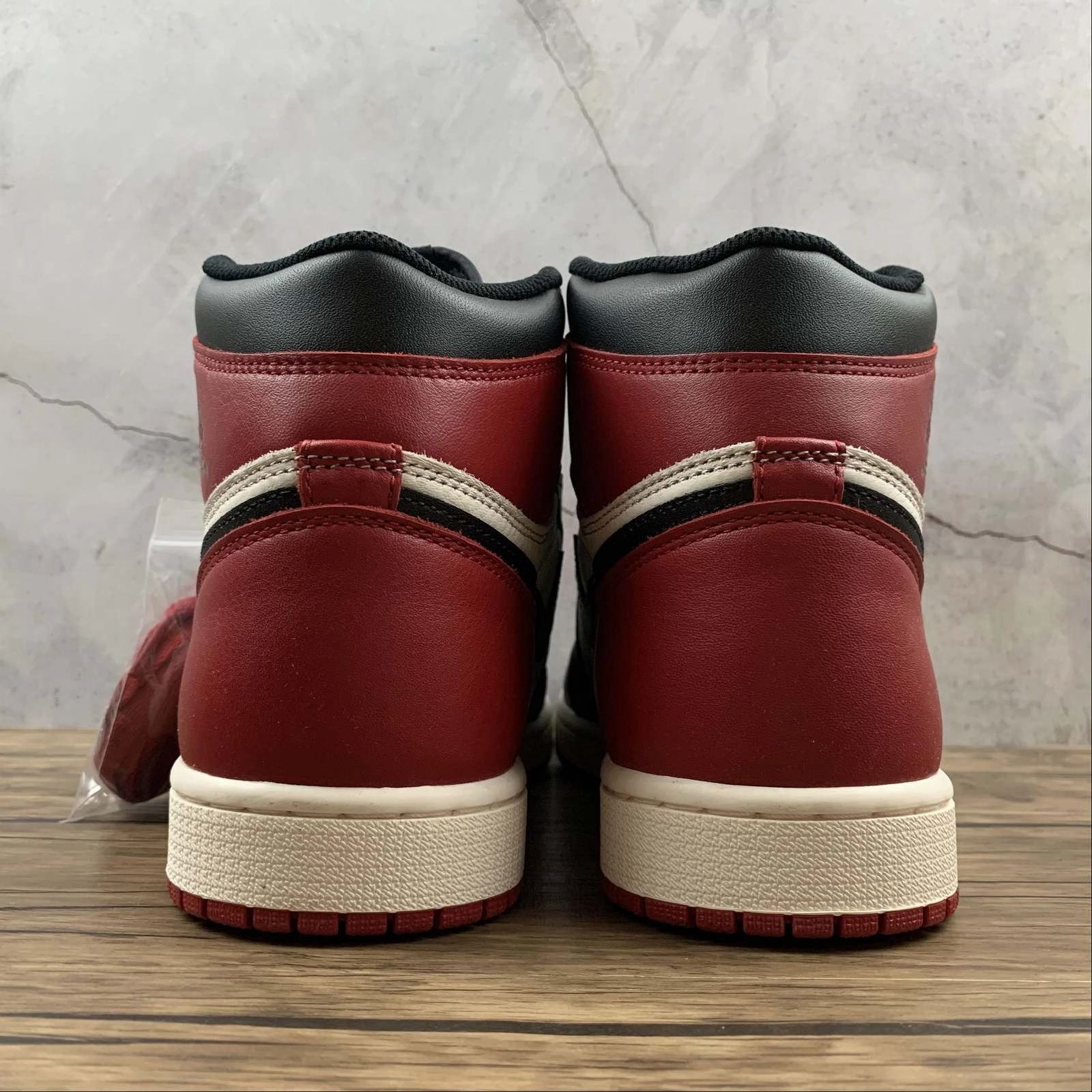 Air Jordan 1 High OG Gym Red Black-Summit White 555088-610 Stabilizing Shank Water resistant upper