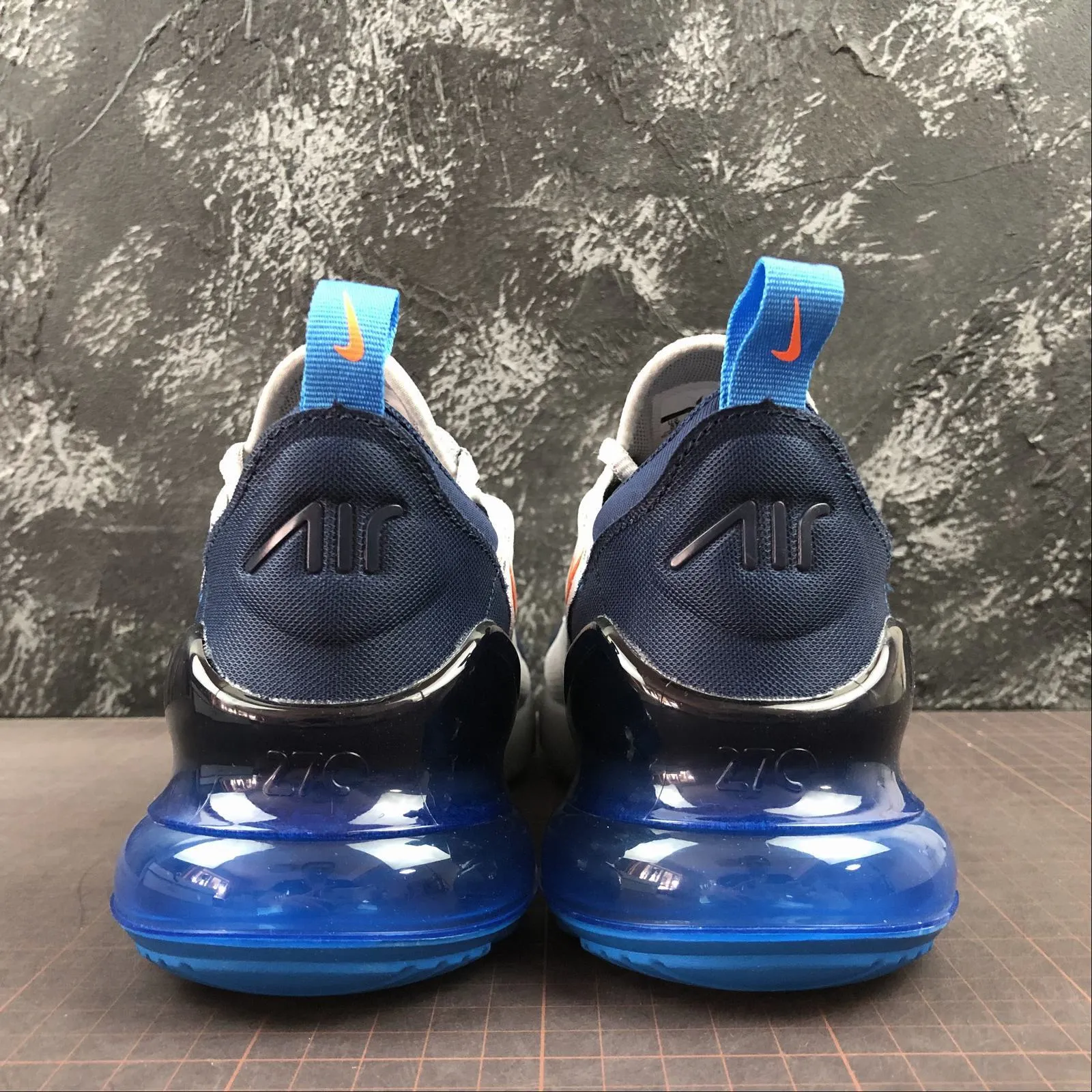 AdjustableStrap narrow - toe box shoes Air Max 270 Wolf Grey-Total Orange 943345-015