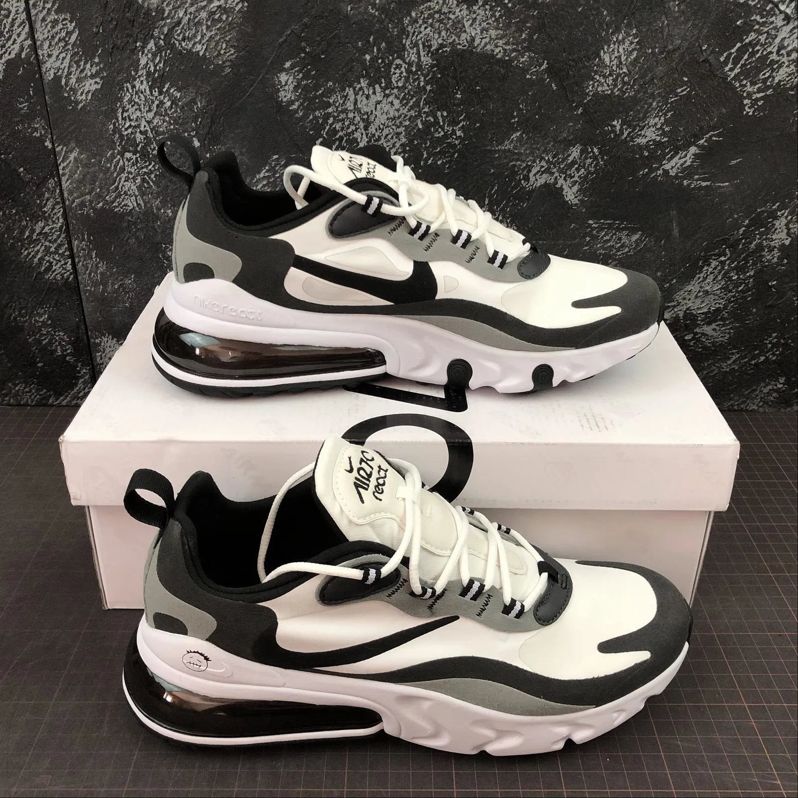 Air Max 270 React Black Carbon Grey-Grey AT6174-006 solo running