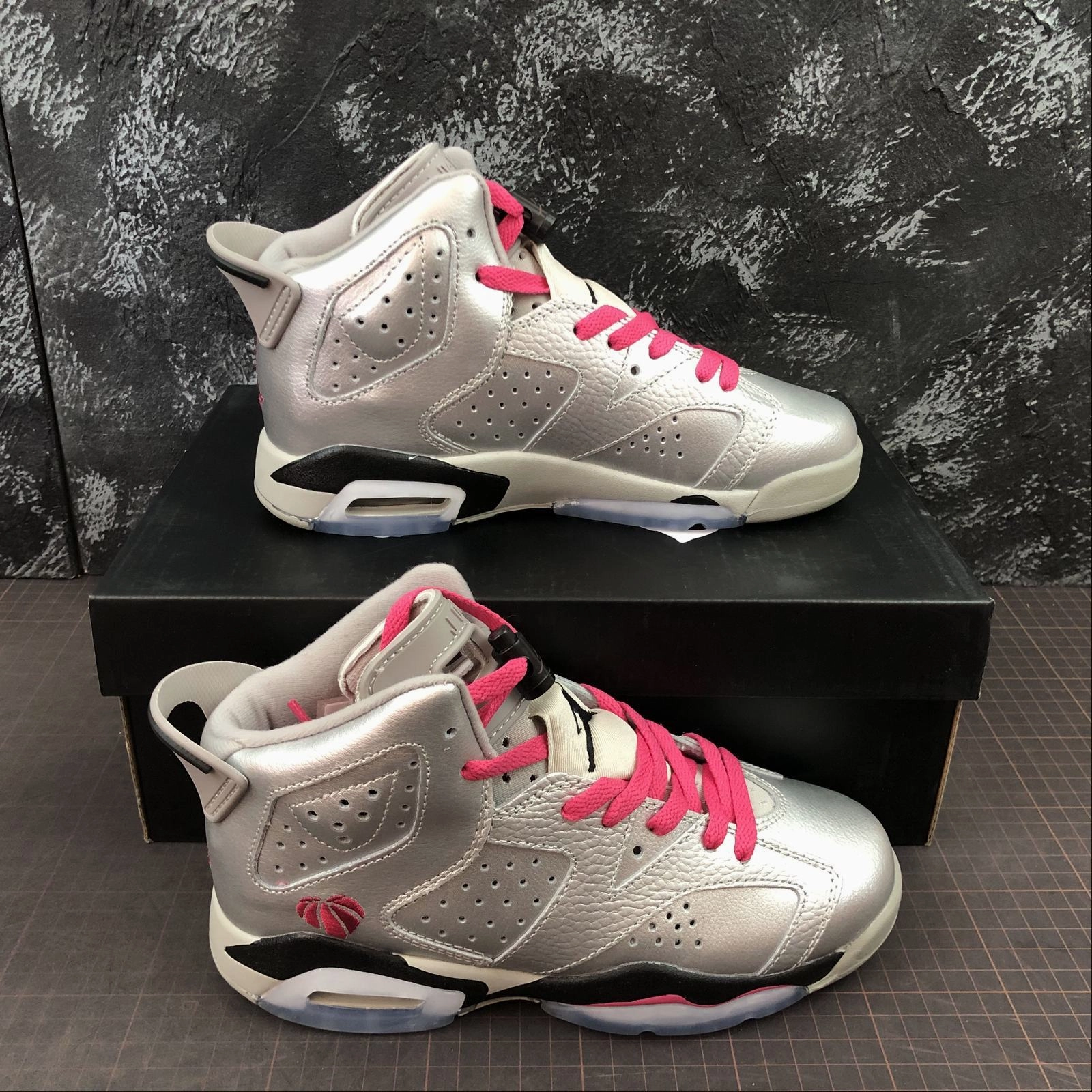 Soft Interior Cutting Zone Motion Air Jordan 6 Retro Metallic Silver Vvd Pink-Black 543390-009