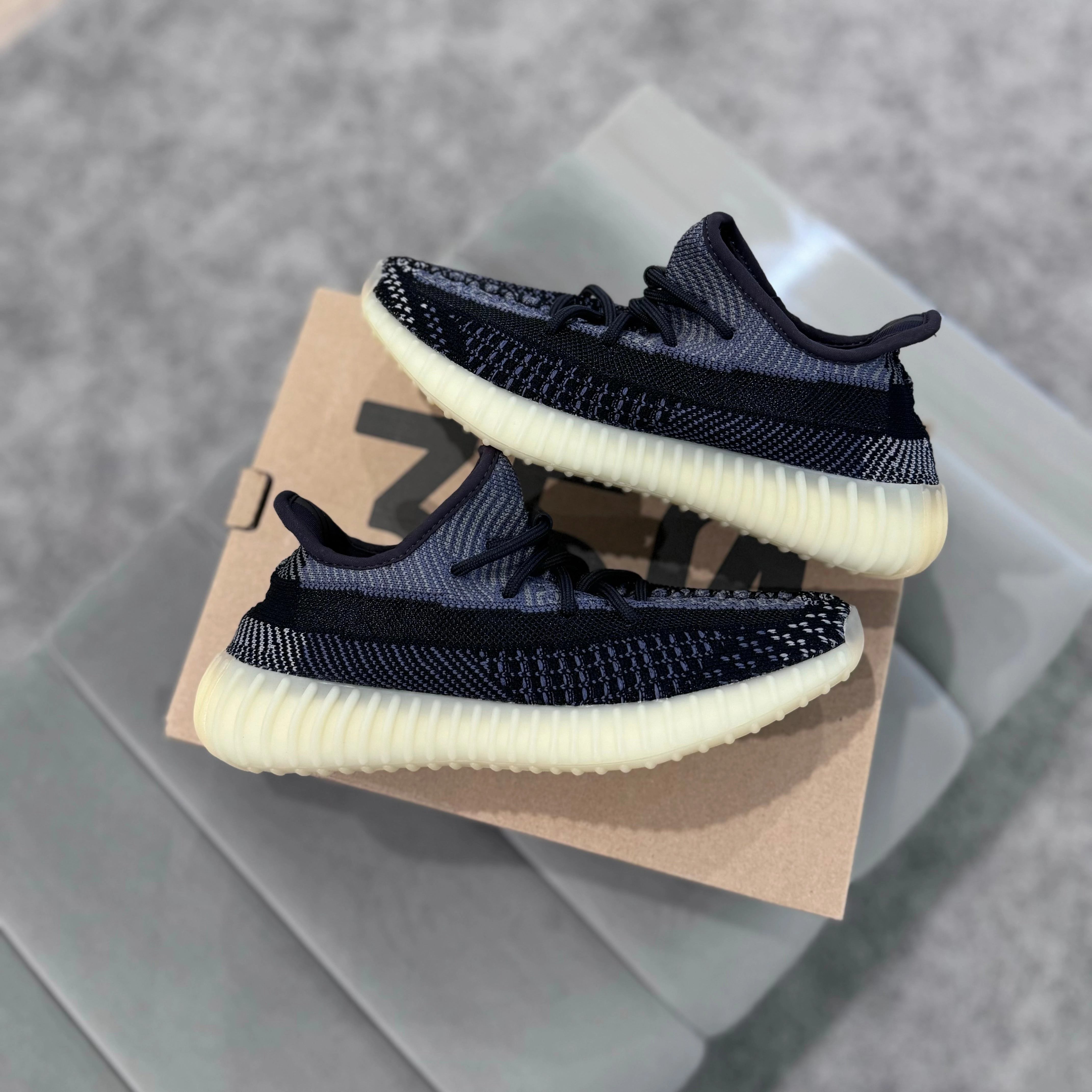 YEEZY 350 V2 ??CARBON?? Day To Night