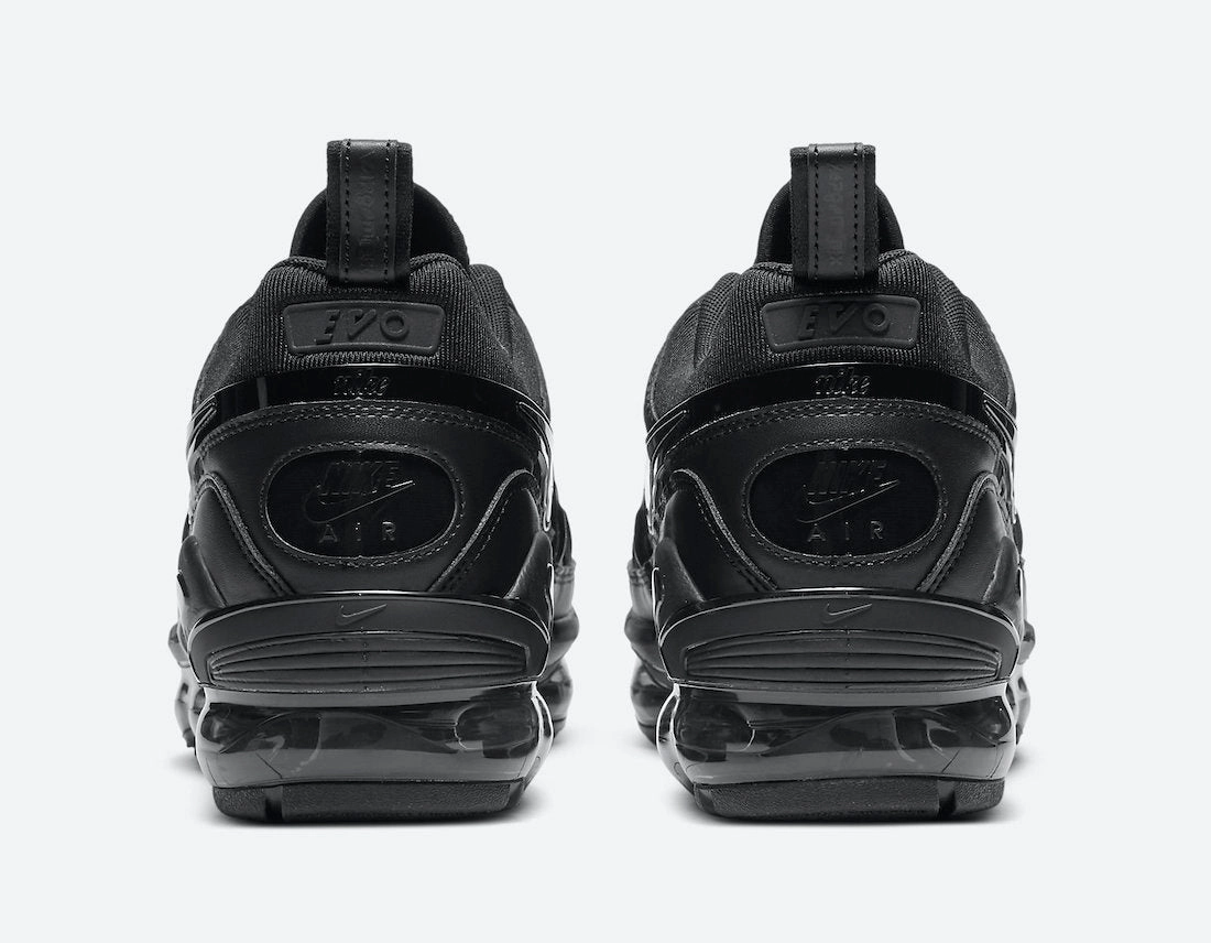 Air VaporMax EVO Triple Black CT2868-003 Retro-inspired cushioning