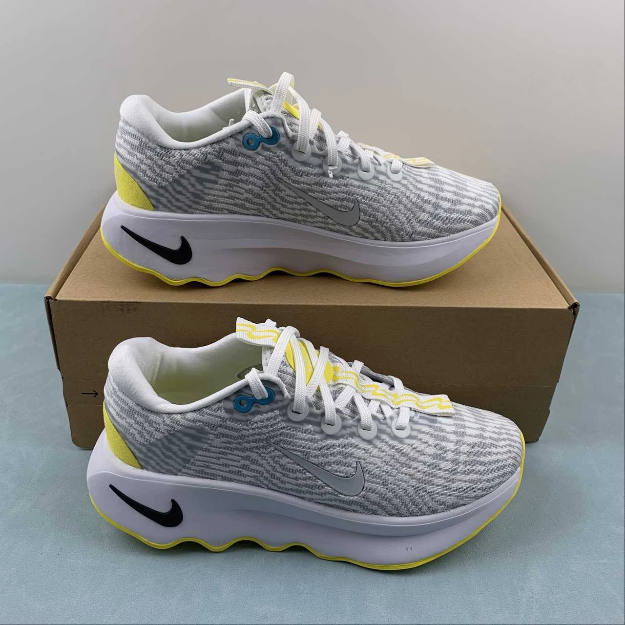 microfiber Nike Motiva White Optical Pure Yellow Platinum DV1238-100
