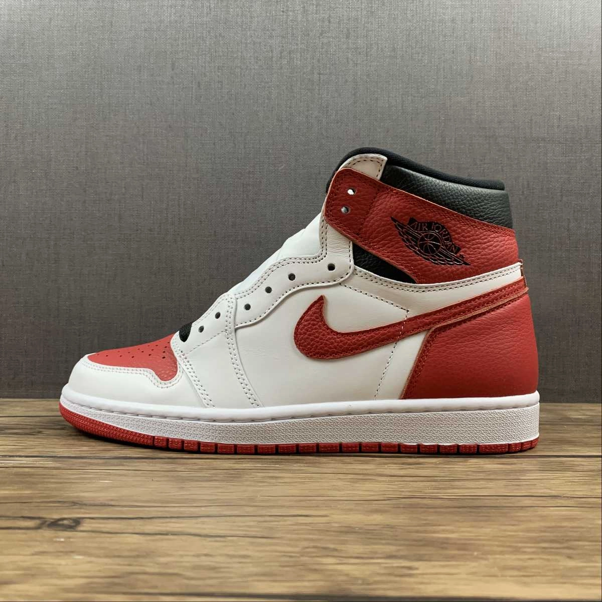 Air Jordan 1 Retro High OG White University Red Heritage (2022) 555088-161 Bounce Response