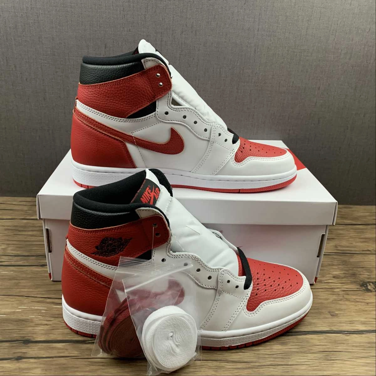 Air Jordan 1 Retro High OG White University Red Heritage (2022) 555088-161 Step Soft