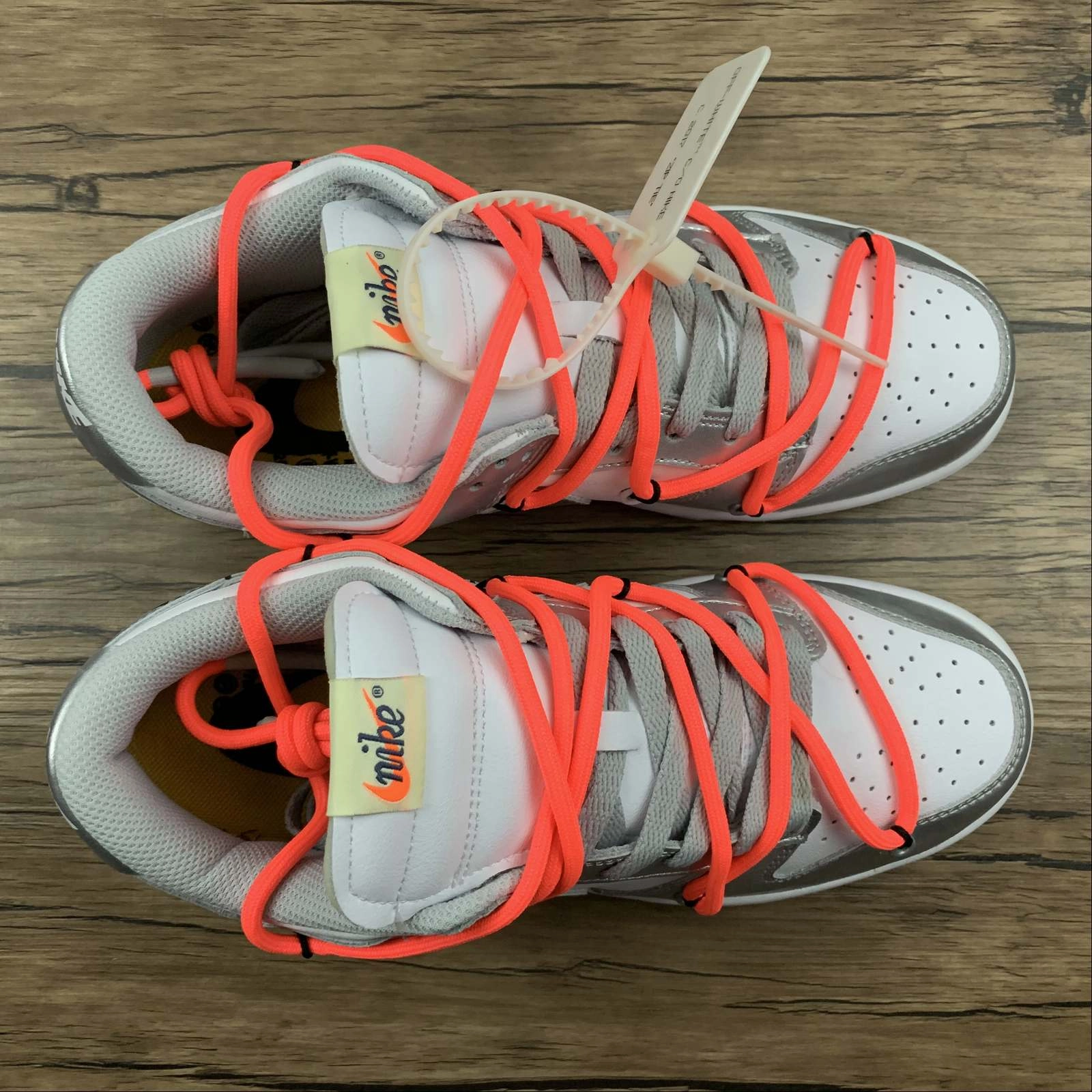 Responsive Ride Experience Dynamic Comfort Dunk Low LTHR OW FUTURA Silver White CT0856-100