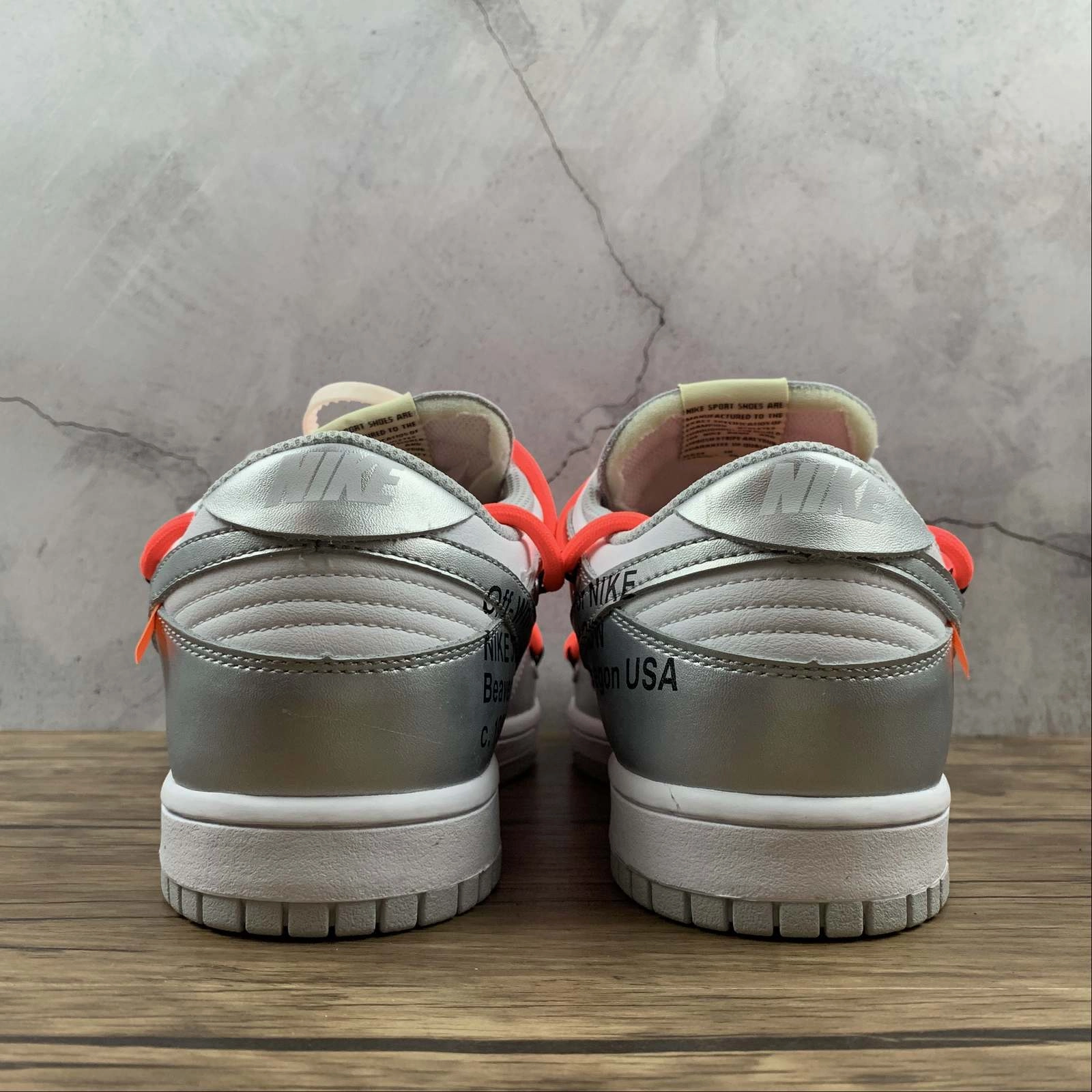 Dunk Low LTHR OW FUTURA Silver White CT0856-100 Light Movement