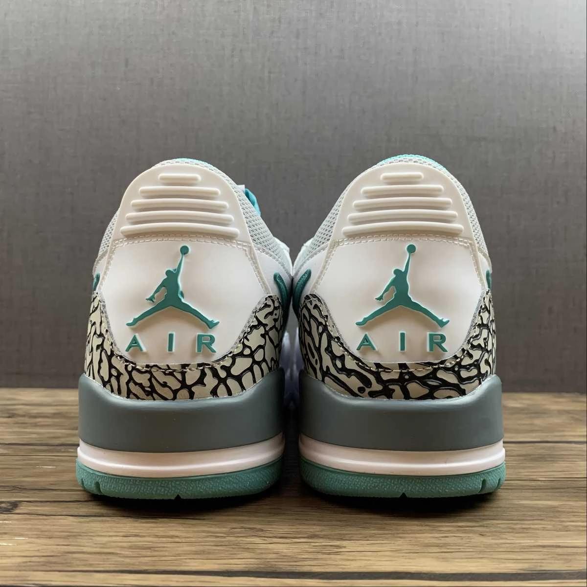 Air Jordan Legacy 312 Low White Green CD7069-130 Sneaker Display Traction Control