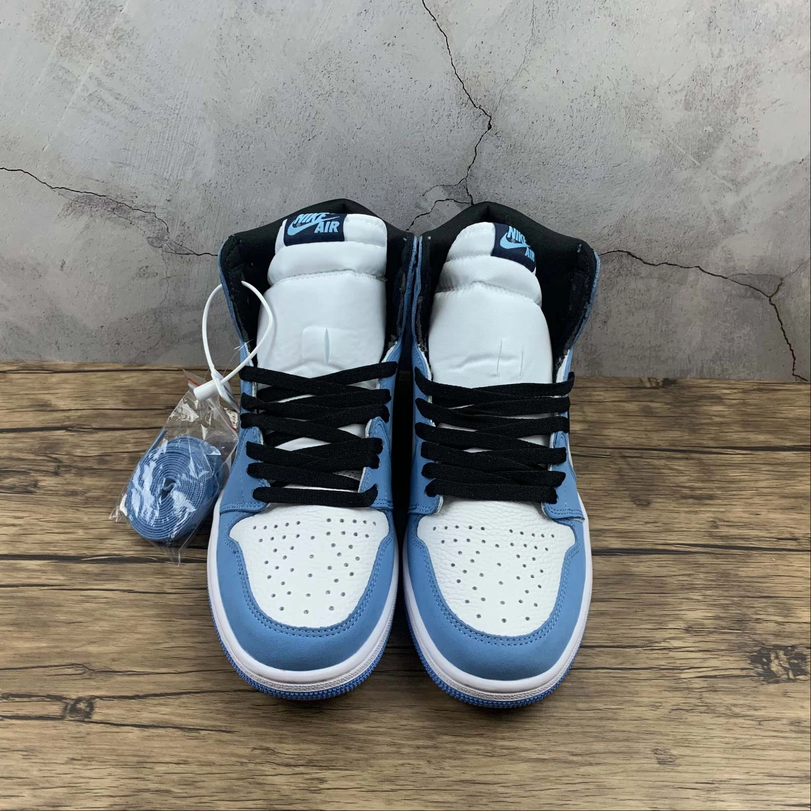 Air Jordan 1 Retro High OG Big Snow Blue (2021) 555088-134 Springy ride Urban Sport