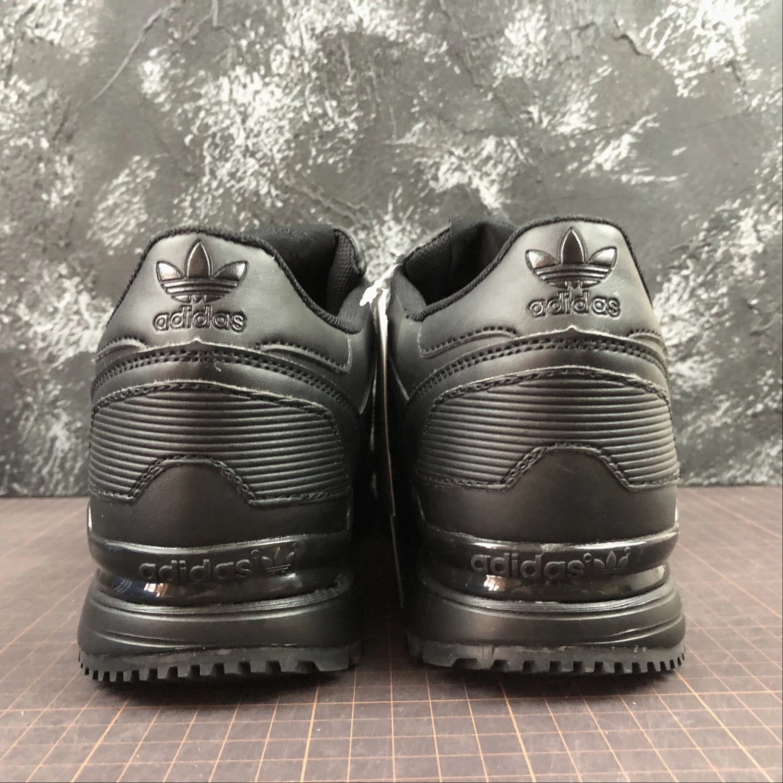 lifestyle - sneakers fun - run Adidas ZX700 Black Black Black S80528