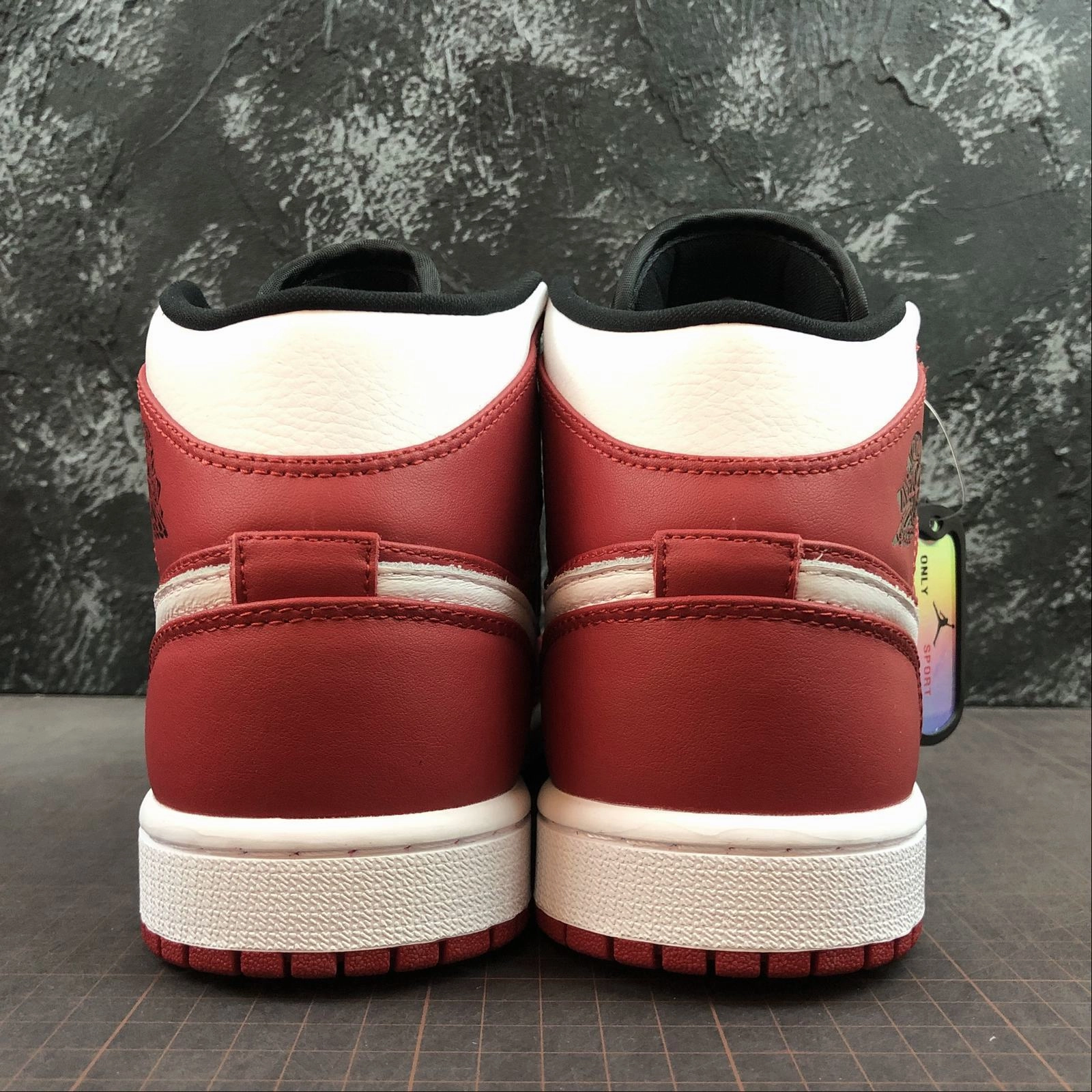 Air Jordan 1 Mid Gym Red Black White 554724-605 Vibrant breathability Fast Outing