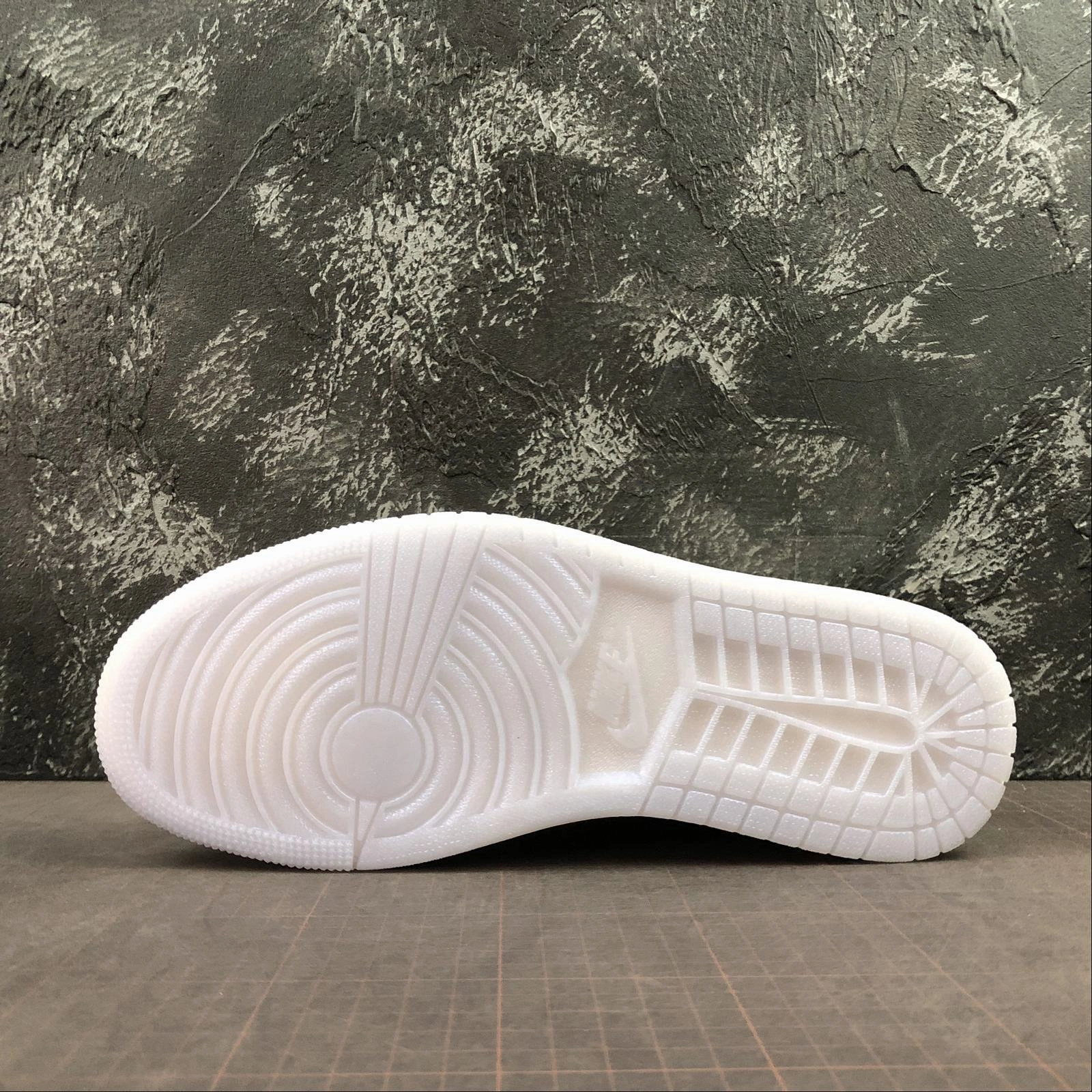 Cushioned Feel Hyper Responsive Cushion Air Jordan 1 Retro Low HI Premium Black Khaki White CQ9446-003