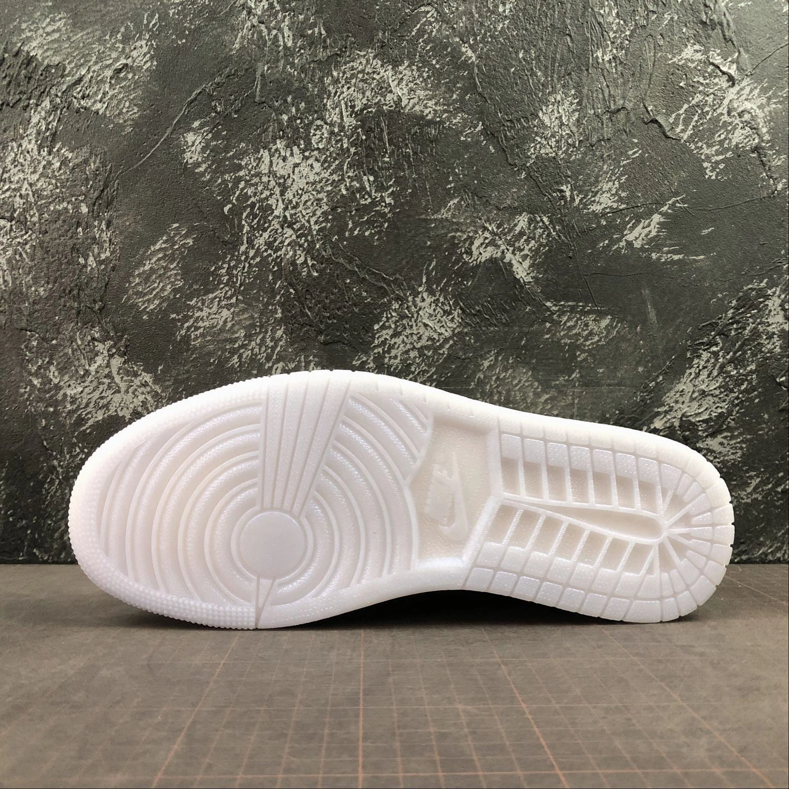 Smart Motion Air Jordan 1 Retro Low HI Premium Black Khaki White CQ9446-003