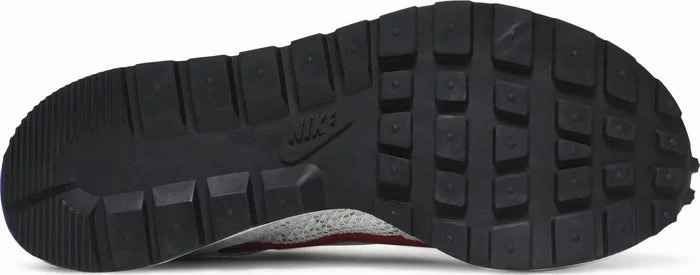 Nike Sacai VapourWaffle Sail Sport Fuchsia rainy - day running option