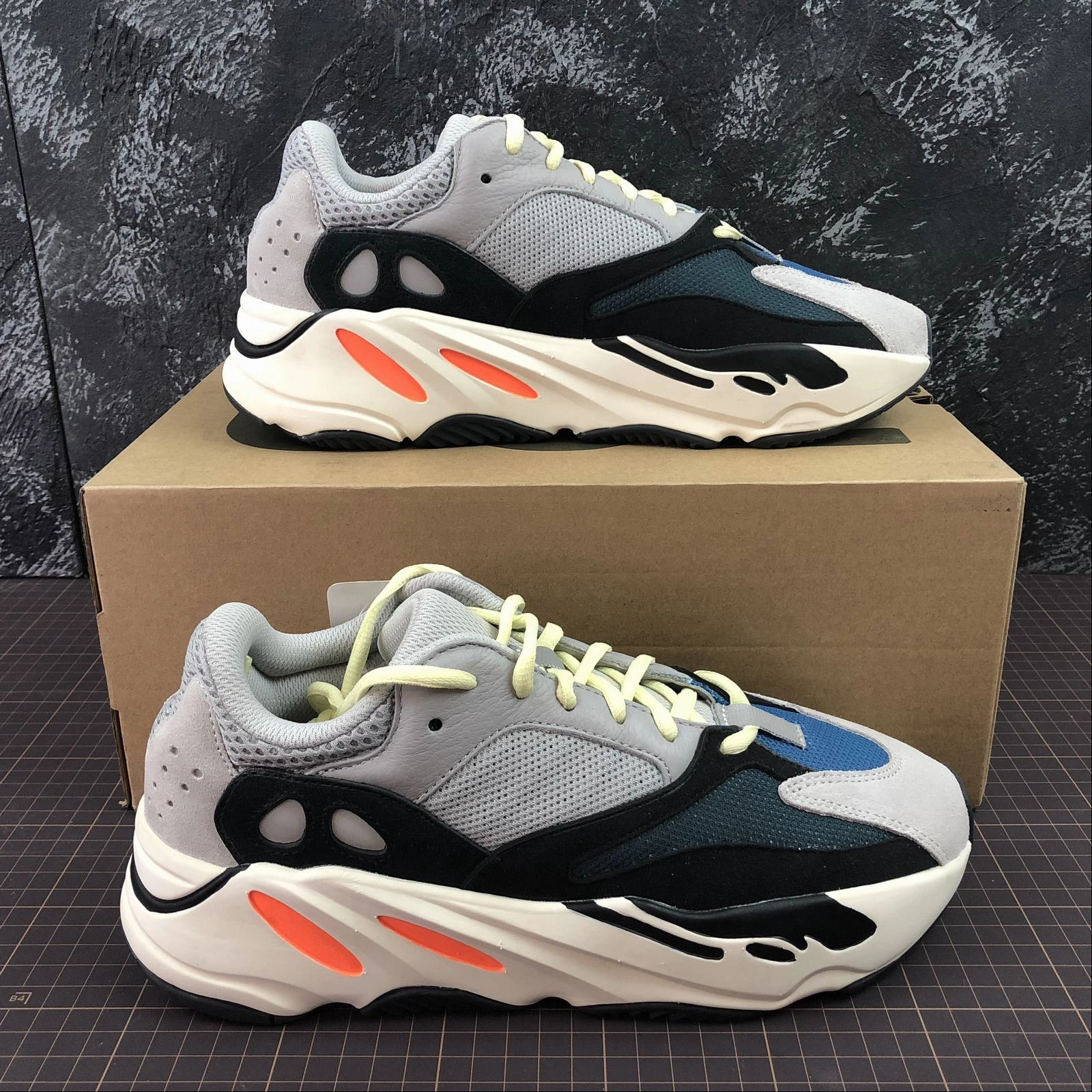 Anti Odor Adidas Yeezy Boost 700 Wave Runner Core Solid Gray Chalk Black White B75571