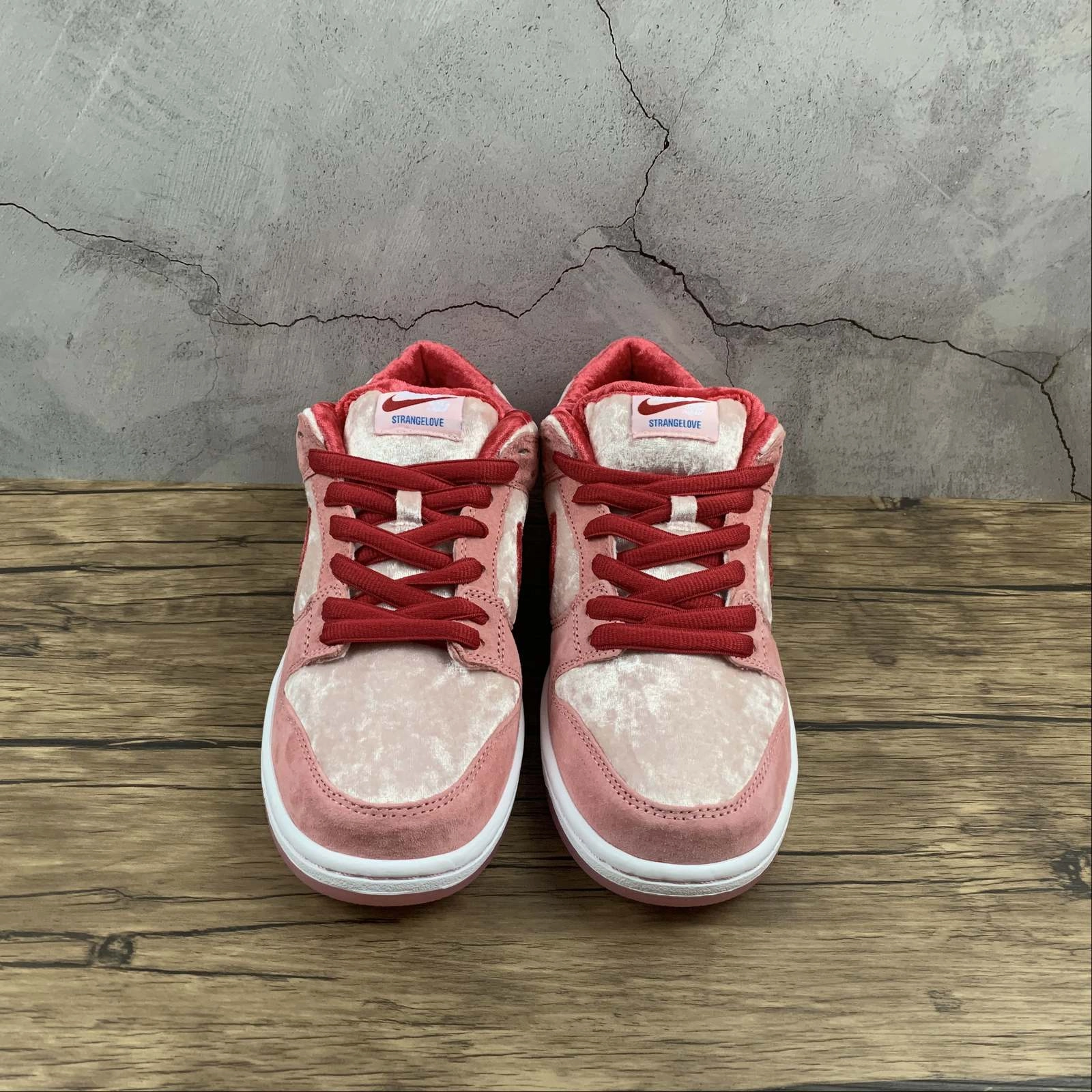 Strangelove x Dunk Low Sb Valentine's Day Pink Med Gym Bright Melon Soft Red CT2552-800 Fashion Appeal Vent Mesh