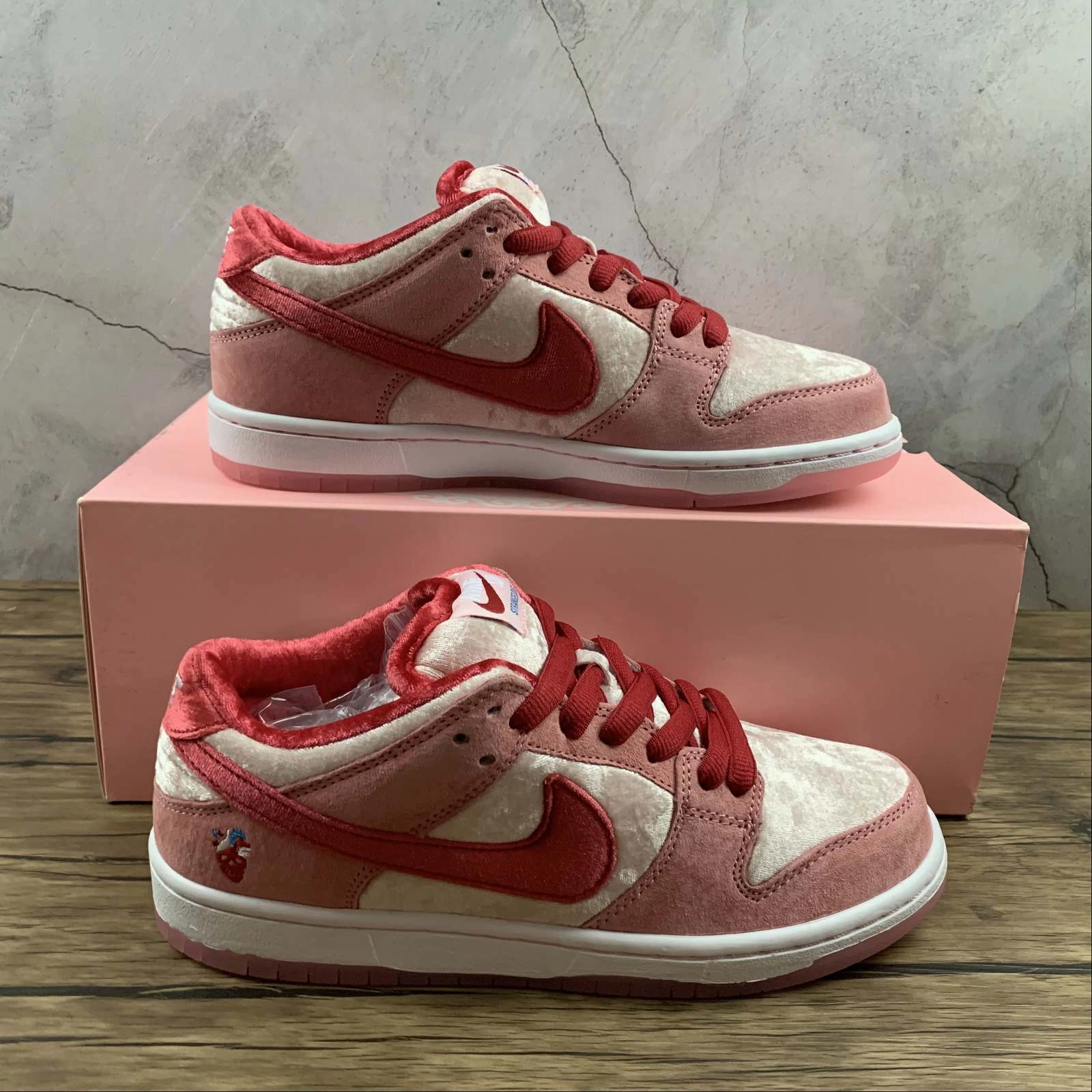 Strangelove x Dunk Low Sb Valentine's Day Pink Med Gym Bright Melon Soft Red CT2552-800 Sophisticated piece Signature flexibility