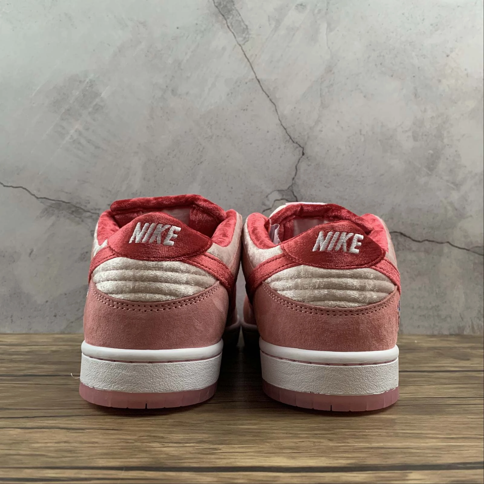 OrthopedicDesign Soft Traction Strangelove x Dunk Low Sb Valentine's Day Pink Med Gym Bright Melon Soft Red CT2552-800