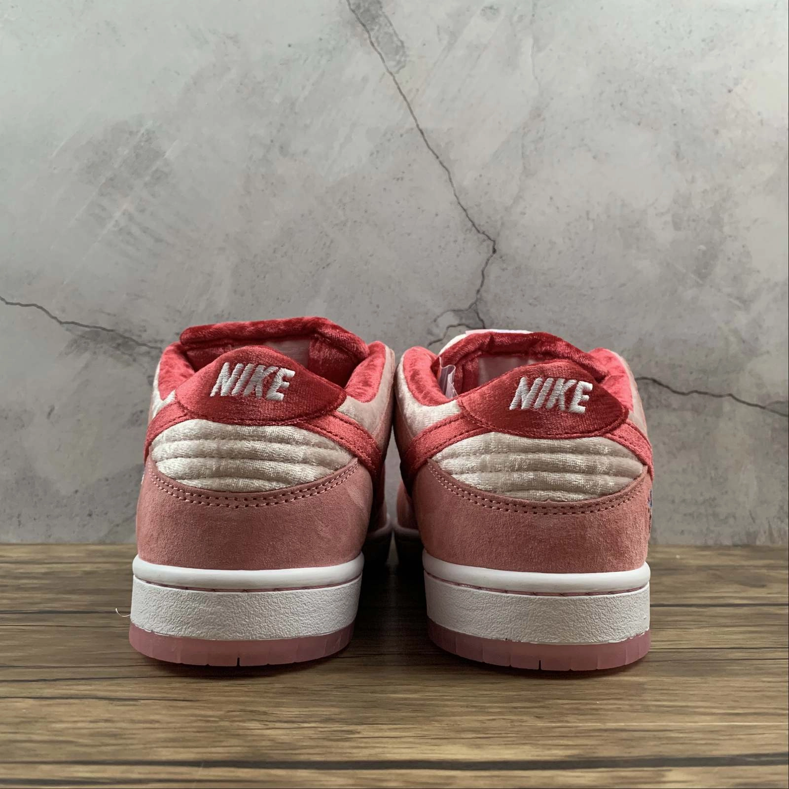 Strangelove x Dunk Low Sb Valentine's Day Pink Med Gym Bright Melon Soft Red CT2552-800 Weekend Vibe