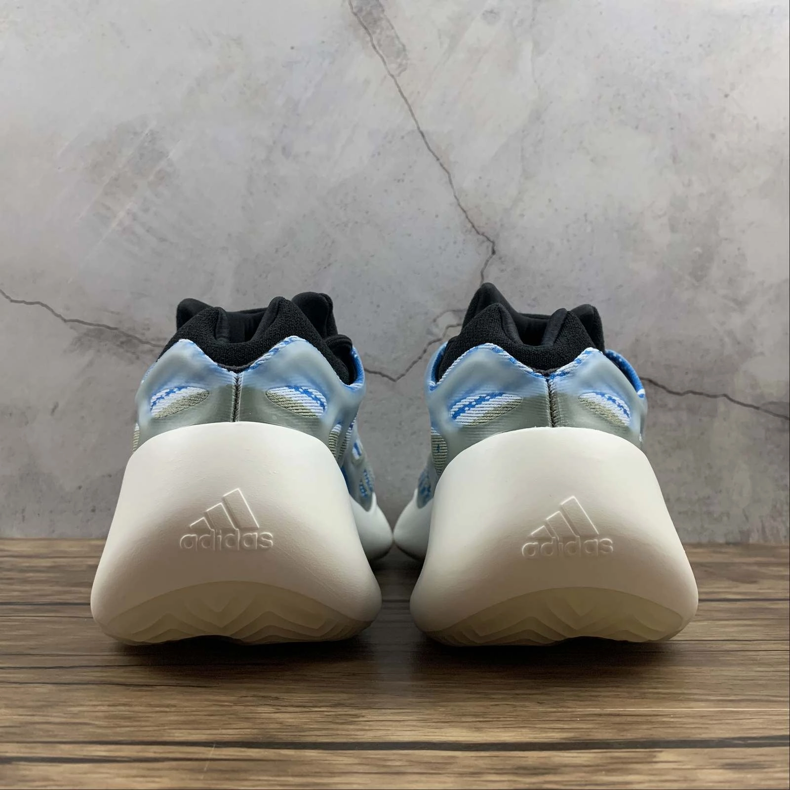 Adidas Yeezy Boost 700 V3 Arzare G54850 premium running gear Curvy Running