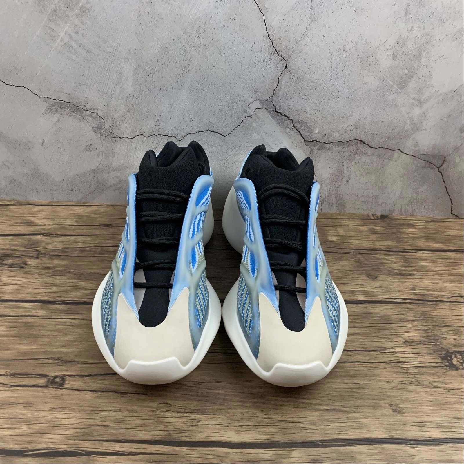 Adidas Yeezy Boost 700 V3 Arzare G54850 Retro - style