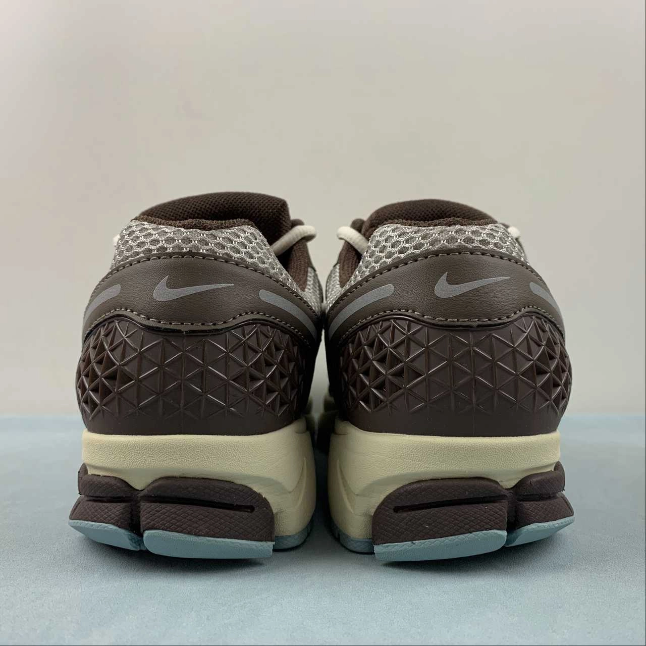 Zoom Vomero 5 Earth Fossil Light Iron Ore FD9920-022 Tough Ground Multi Purpose