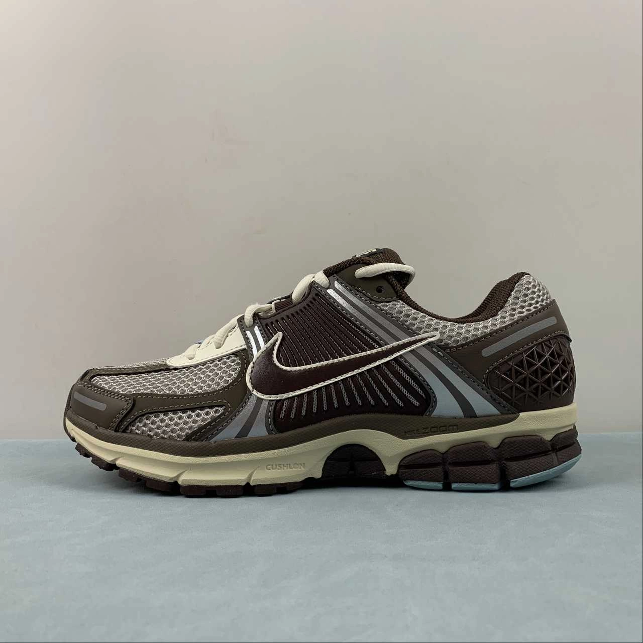 Flex Comfort Anatomical Build Zoom Vomero 5 Earth Fossil Light Iron Ore FD9920-022