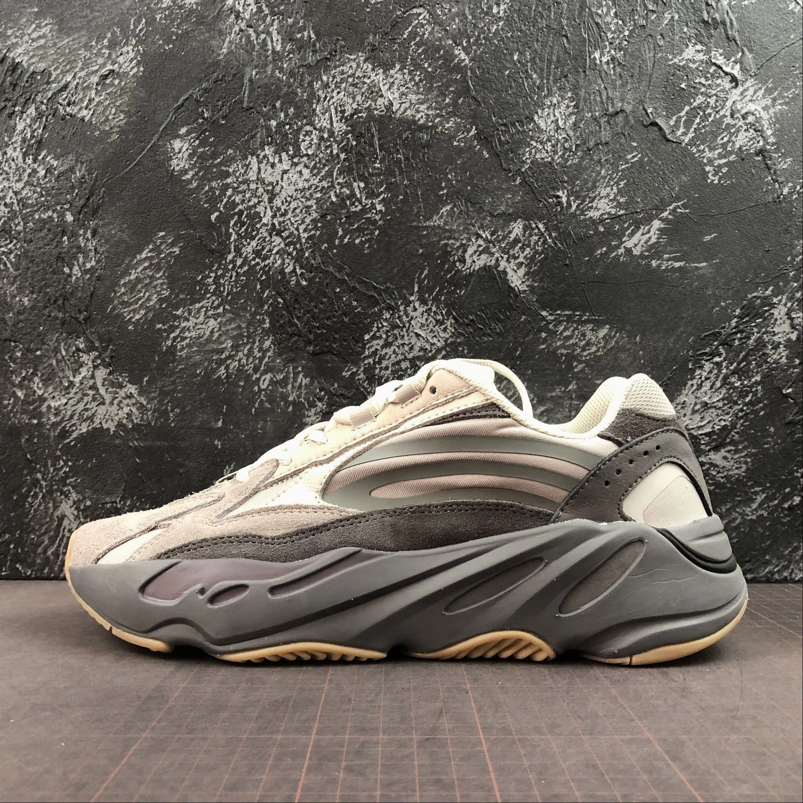 Adidas Yeezy Boost 700 V2 Grey Brown FU7914 teenagers' style cross - country meet running wear