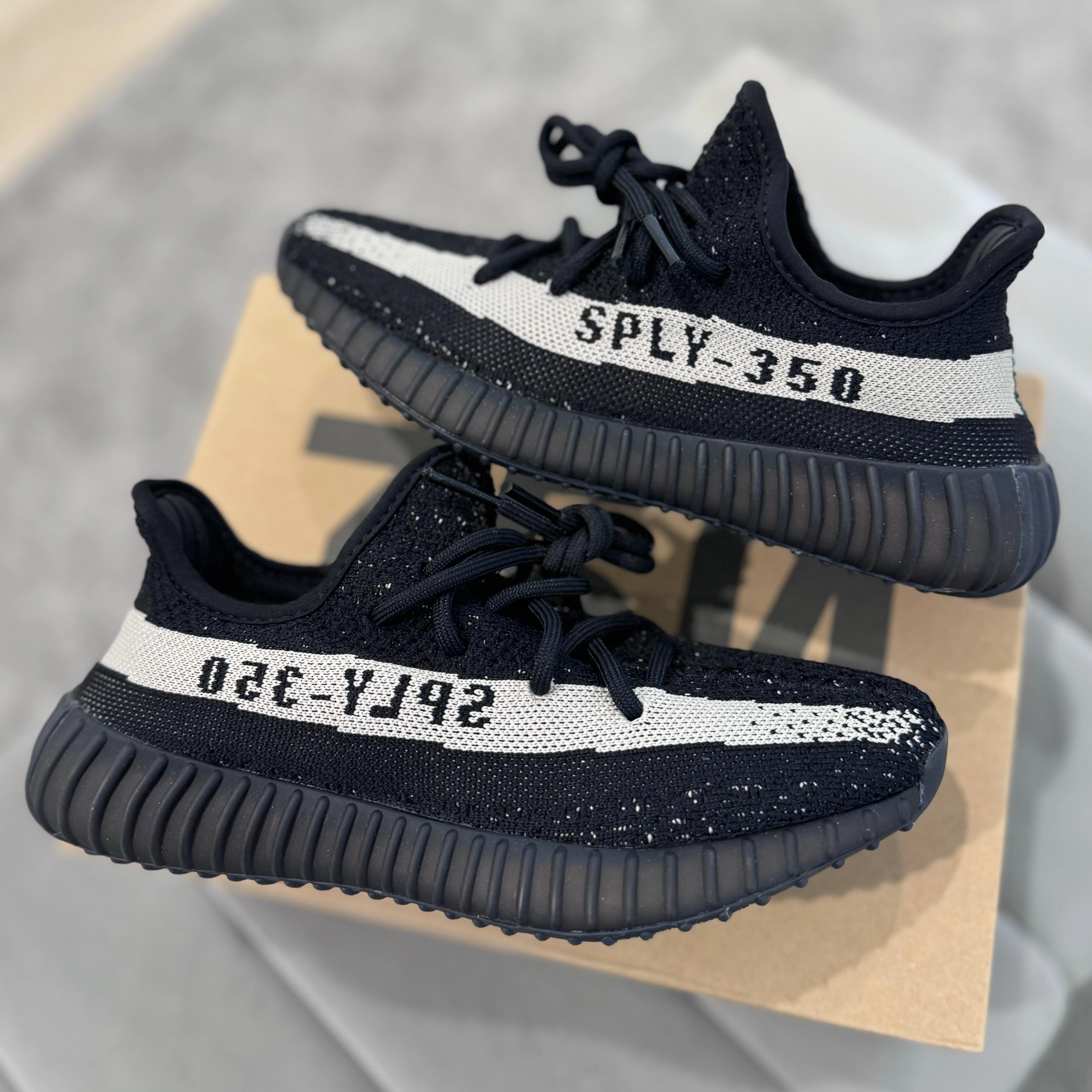 No Laces YEEZY 350 V2 'OREO'