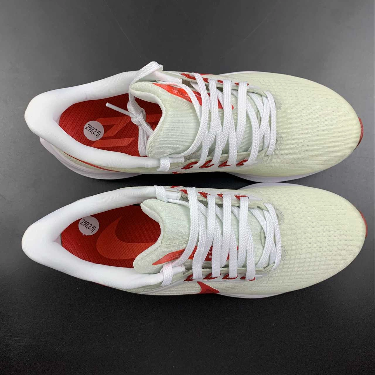 Sole plate supports clean takeoffs and fast deceleration Stability Focus Air Zoom Pegasus 39 White University Red DH4072-103