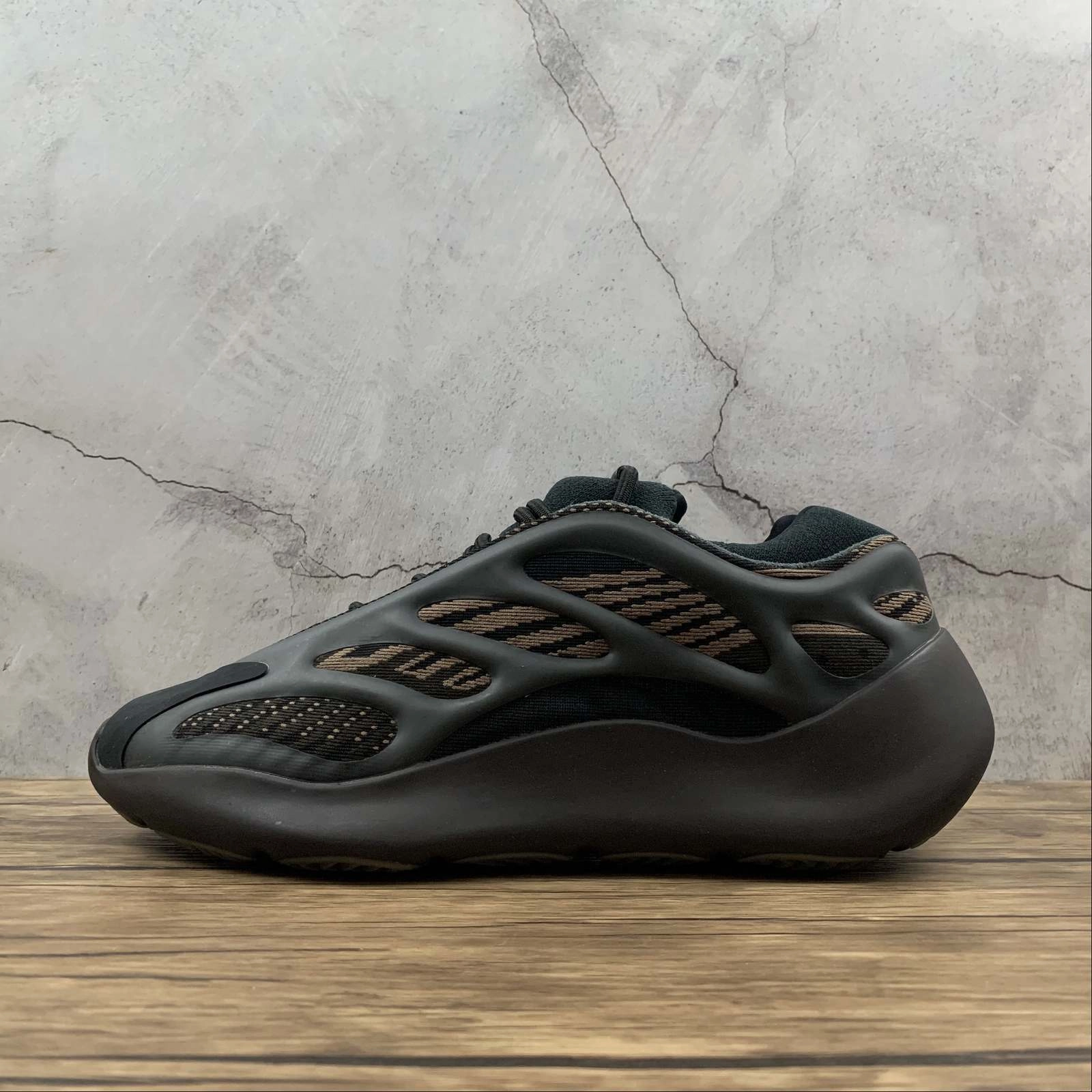 Adidas Yeezy Boost 700 V3 Black Black Gold GY0189 Fashionable appearance